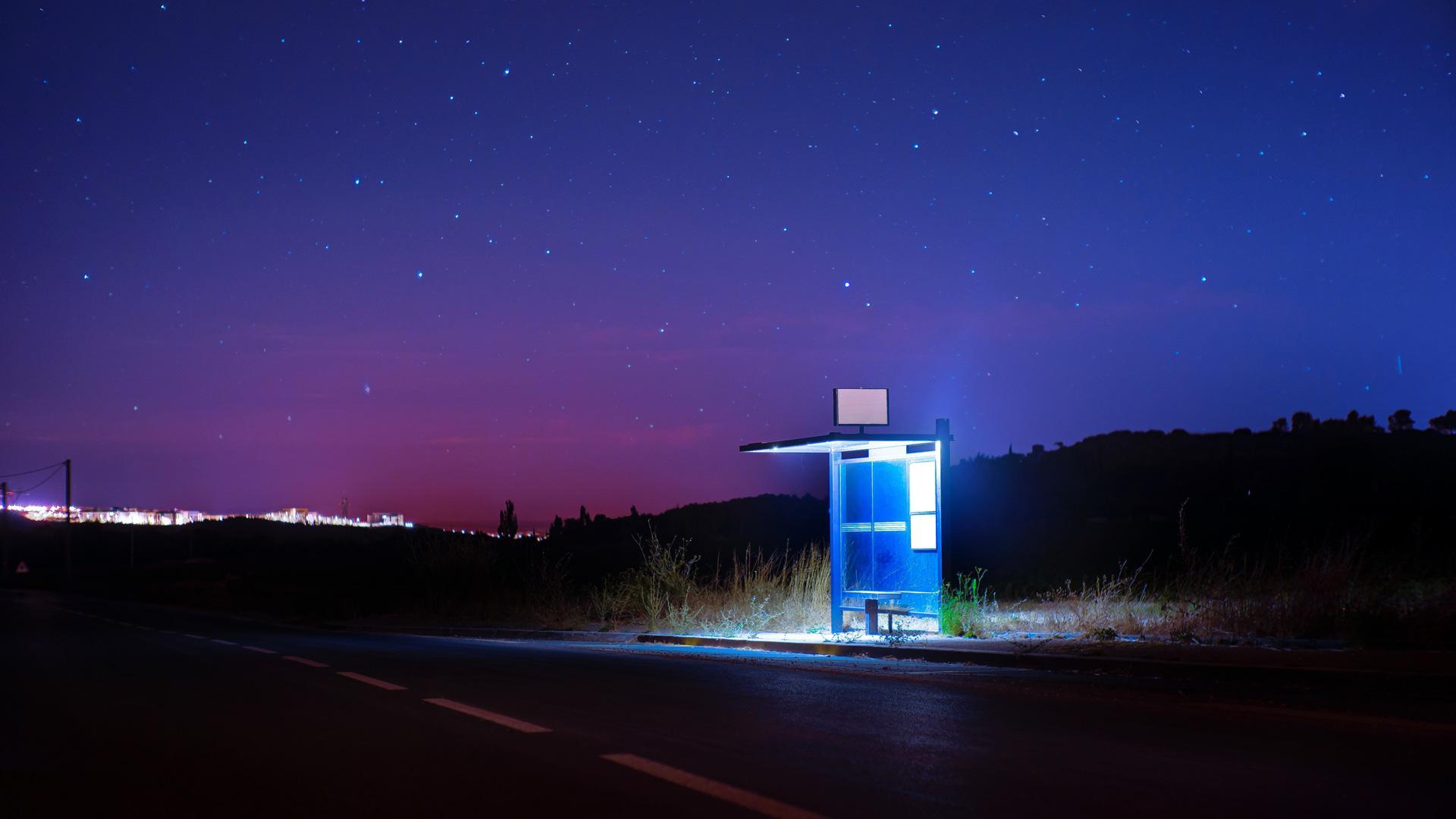 Una parada de autobús solitaria