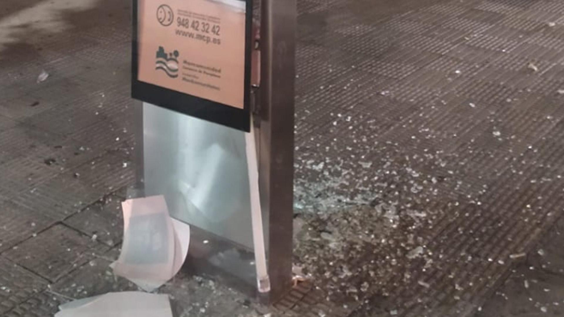 Daños ocasionados en un poste informativo del Transporte Urbano Comarcal