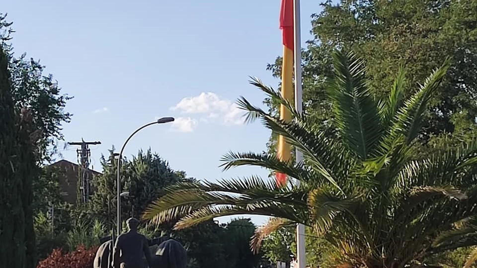 Bandera de España a media asta tras la muerte de un hombre por una cornada en los encierros de Alalpardo