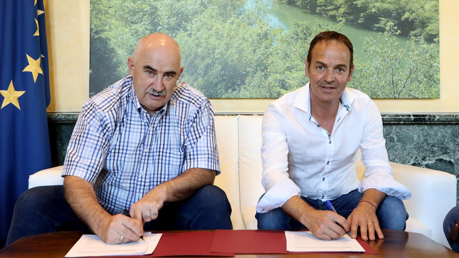 El alcalde de Oteiza, Rubén Martínez (dcha.), firma el convenio con el consejero José Mari Aierdi