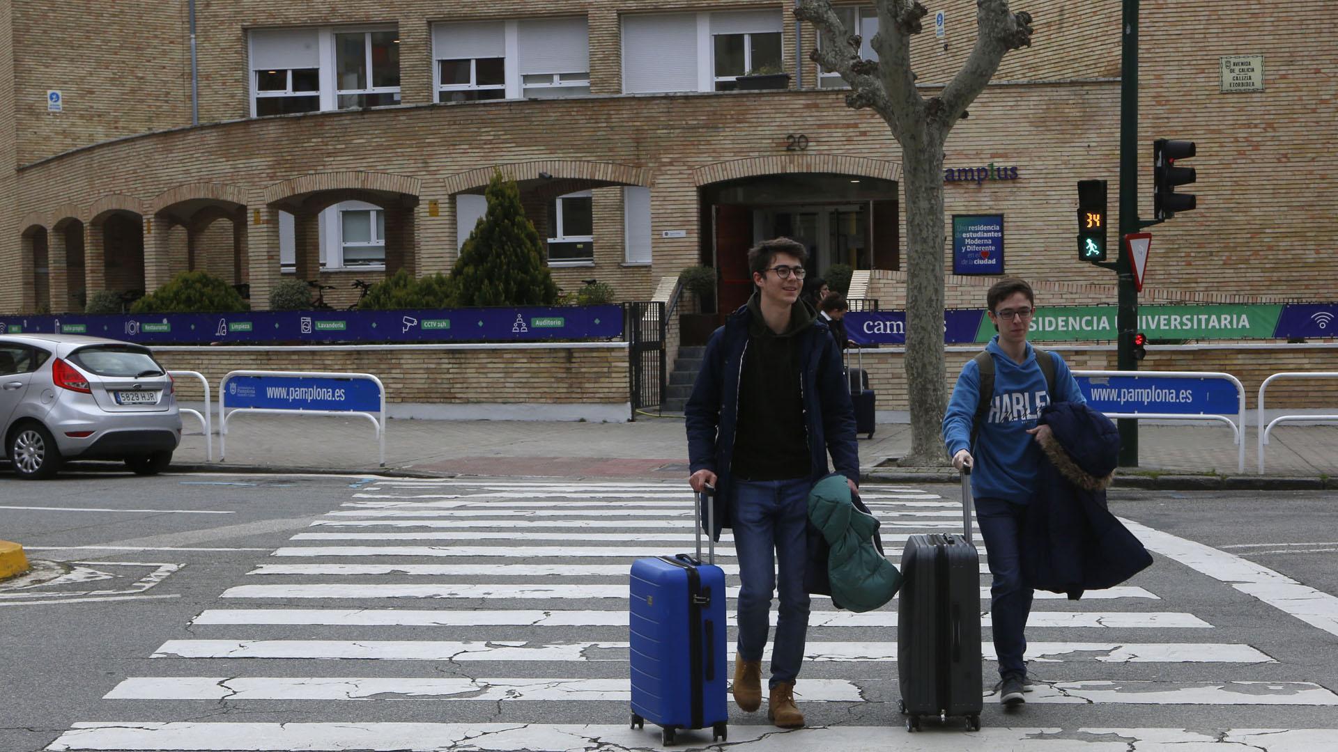 Dos universitarios salen de las instalaciones de la residencia de estudiantes Camplus, en la avenida Galicia de Pamplona