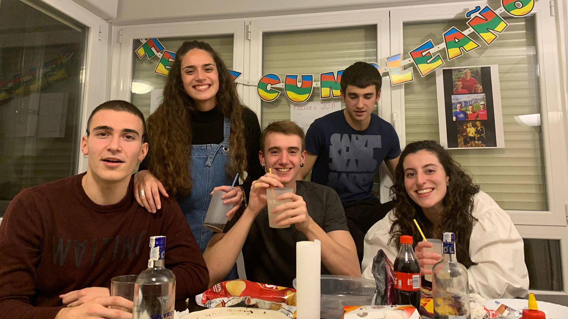 Laura Tella, segunda empezando por la izquierda, celebra un cumpleaños en su antiguo piso de Iturrama junto a otros universitarios