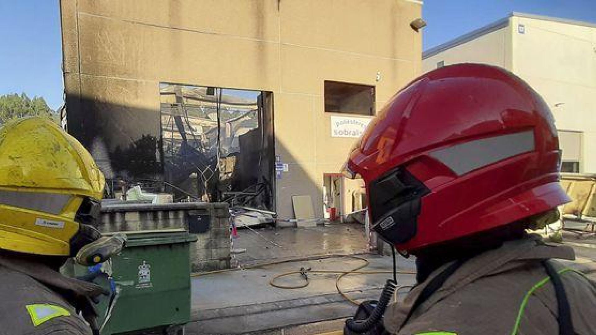 Bomberos de Galicia en la extinción de un incendio anterior