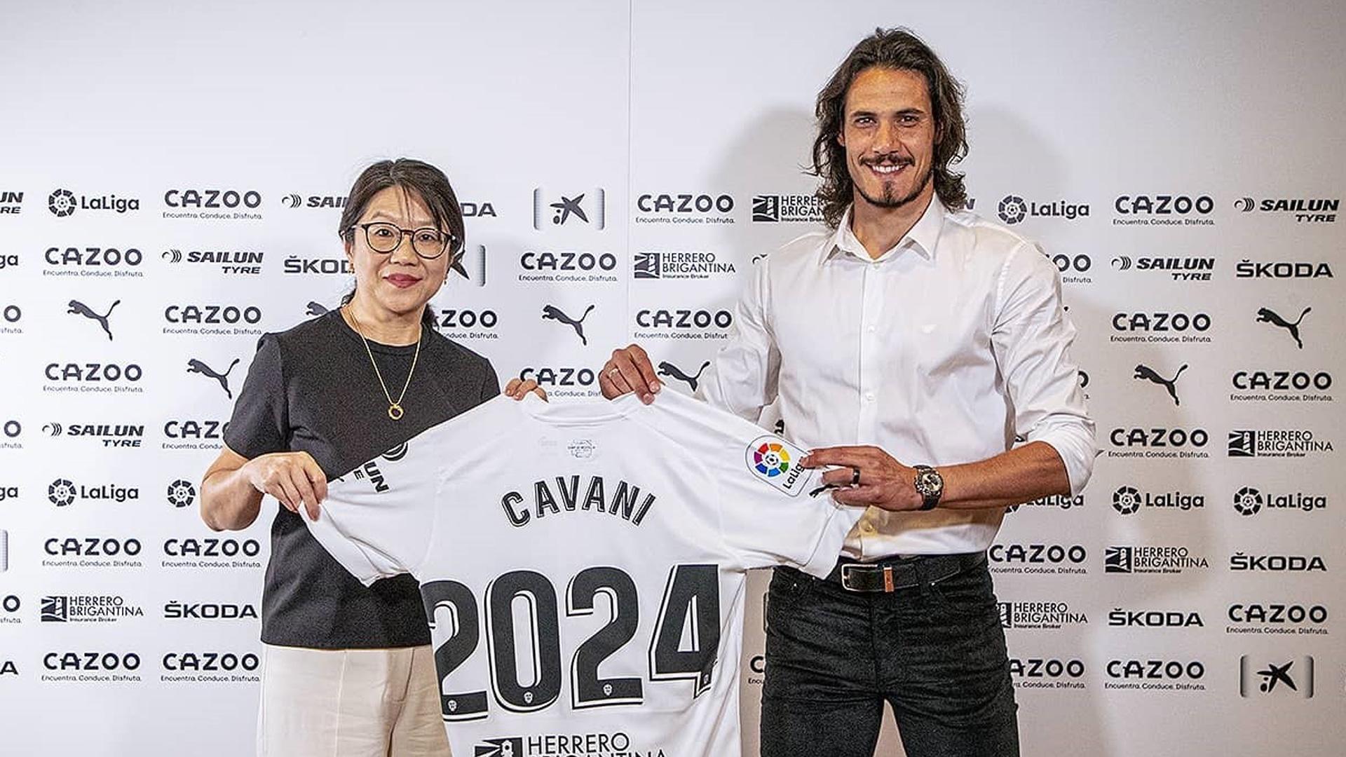 El delantero del Valencia Edinson Cavani junto a la presidenta del club, Layhoon Chan
