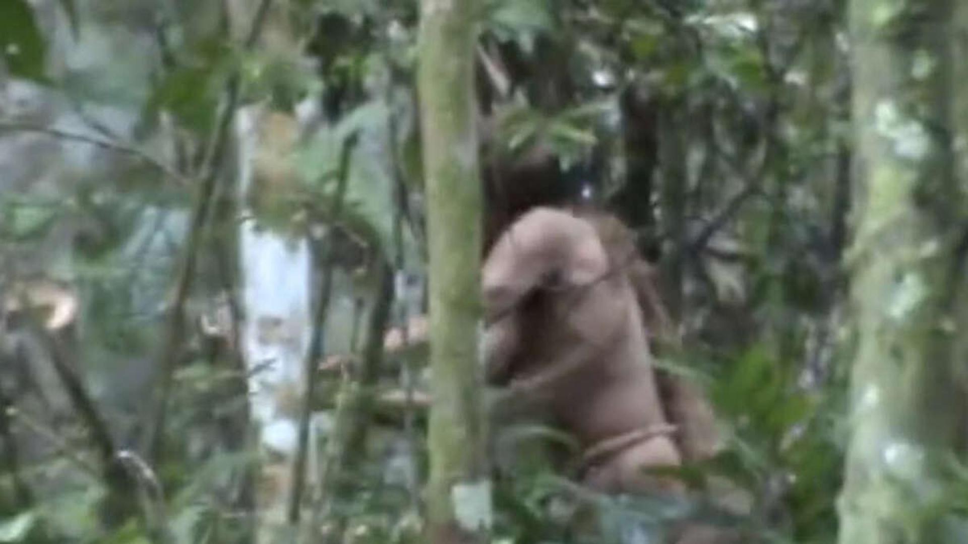 Un fotograma de un vídeo de la FUNAI sobre ’El hombre del agujero, grabado durante una misión de vigilancia del Gobierno