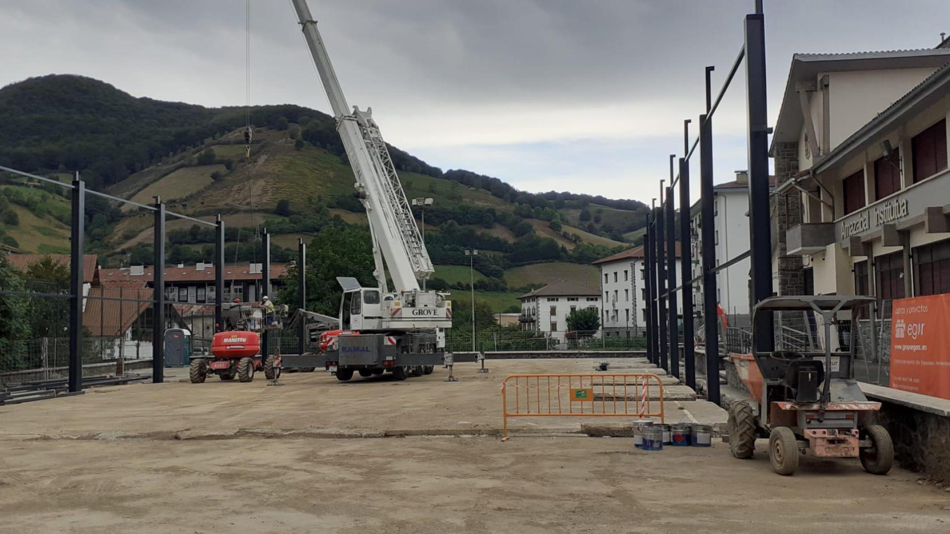 Las obras de la zona cubierta comenzaron en julio junto a la escuela.