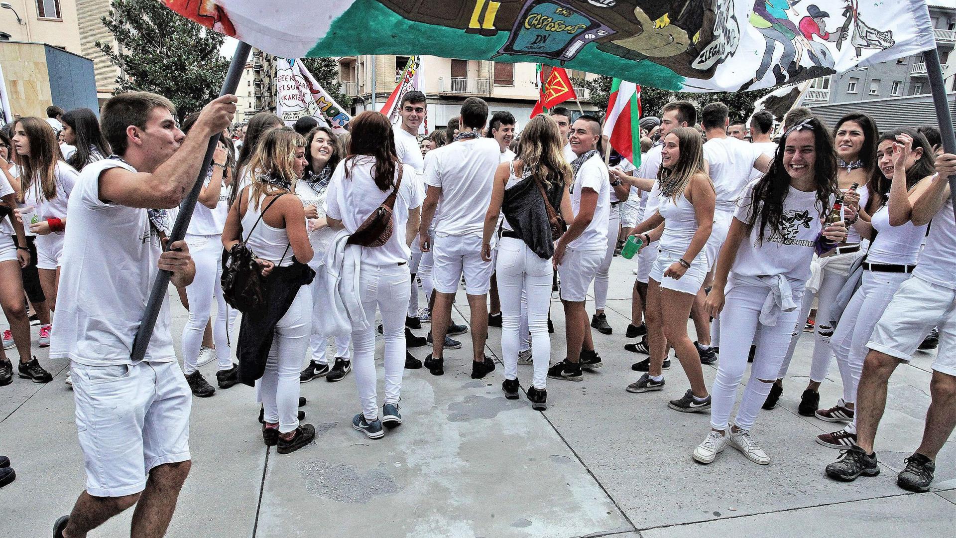 Imagen de archivo de grupo de adolescentes disfrutando del inicio de las fiestas de Burlada