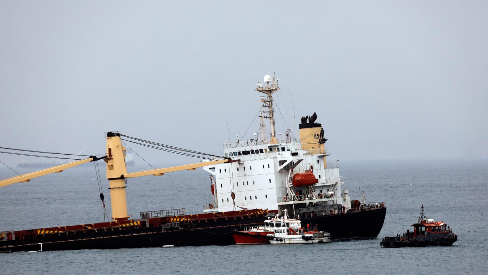 El buque granelero 0S 35, que colisionó con el buque gasero Adam LNG en la Bahía de Algeciras, ha sido guiado hasta la cara este del Peñón, donde ha sido varado intencionadamente