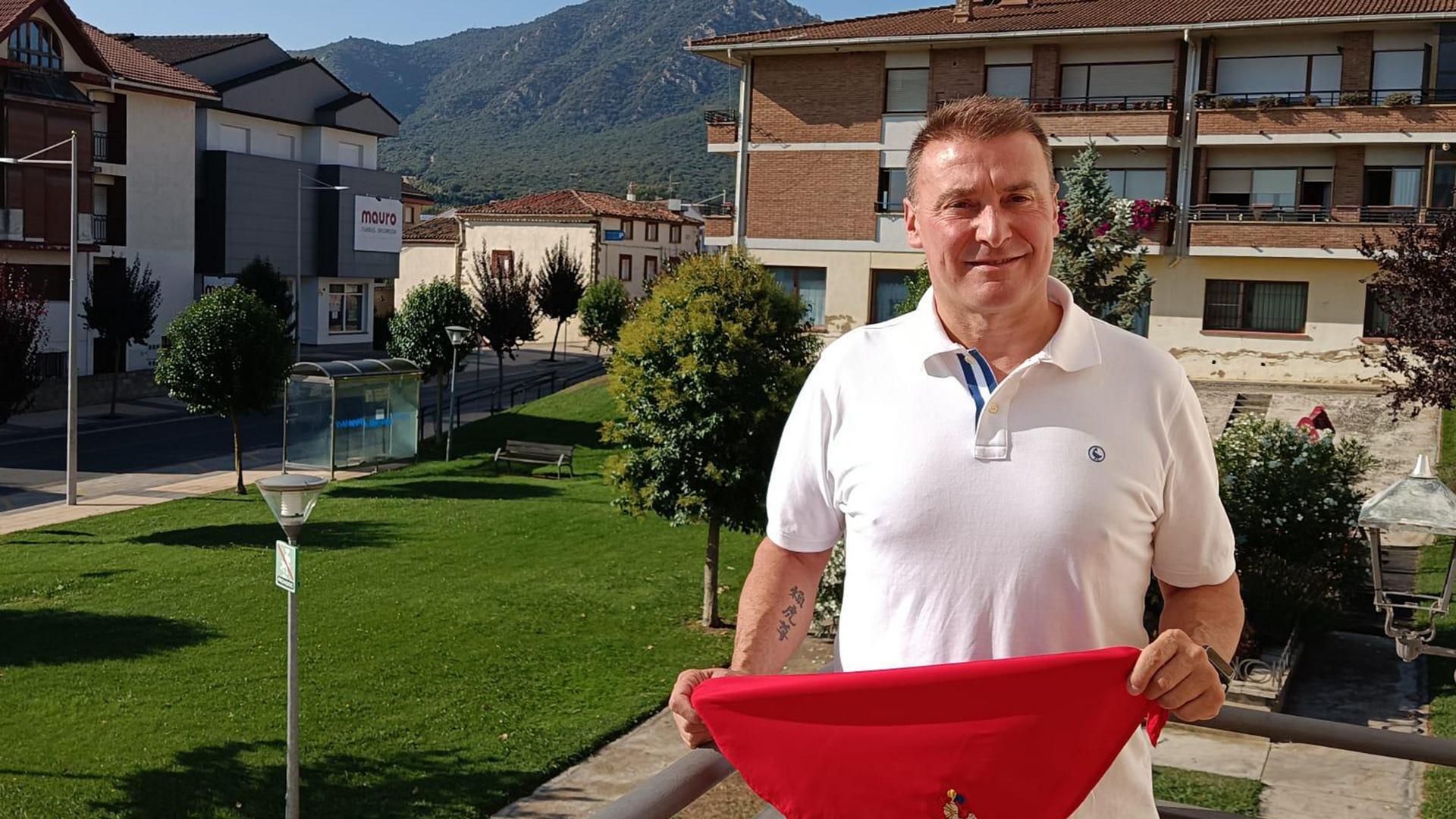 Leo Camaces, alcalde de Ayegui, en el balcón desde el que hoy se lanzará el cohete que abrirá las fiestas