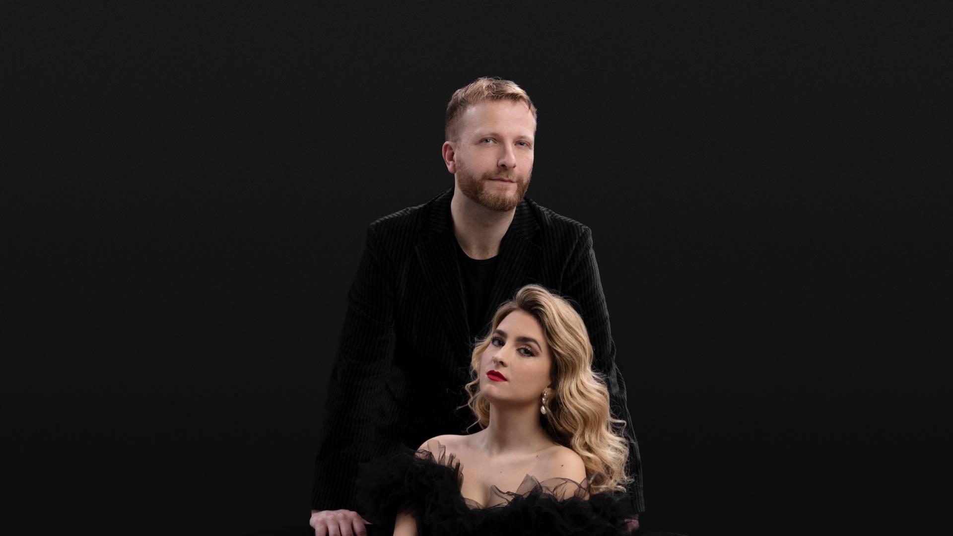 El pianista Rinaldo Zhok y la soprano Sofía Esparza, en una imagen de estudio