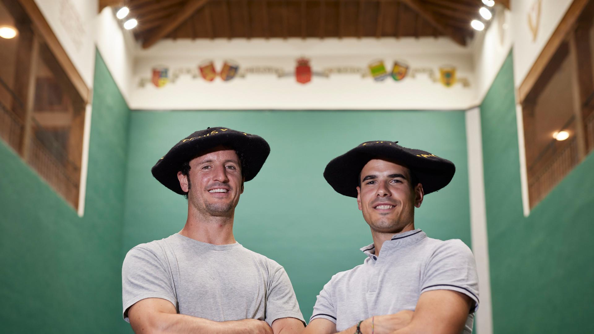 Miki Lascoiti e Íñigo Ansó, en el trinquete del Club de Tenis, escenario en el que se hicieron con el título del Torneo del Jamón