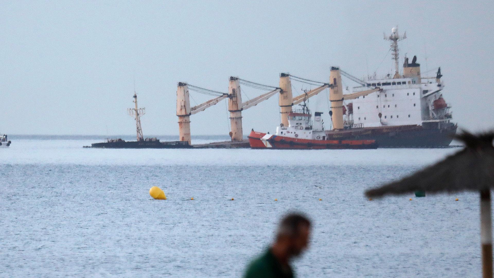 El 'OS 35', el buque que colisionó en la noche de este lunes con un barco gasero en la Bahía de Algeciras, y que ha sido inmovilizado por las autoridades de Gibraltar