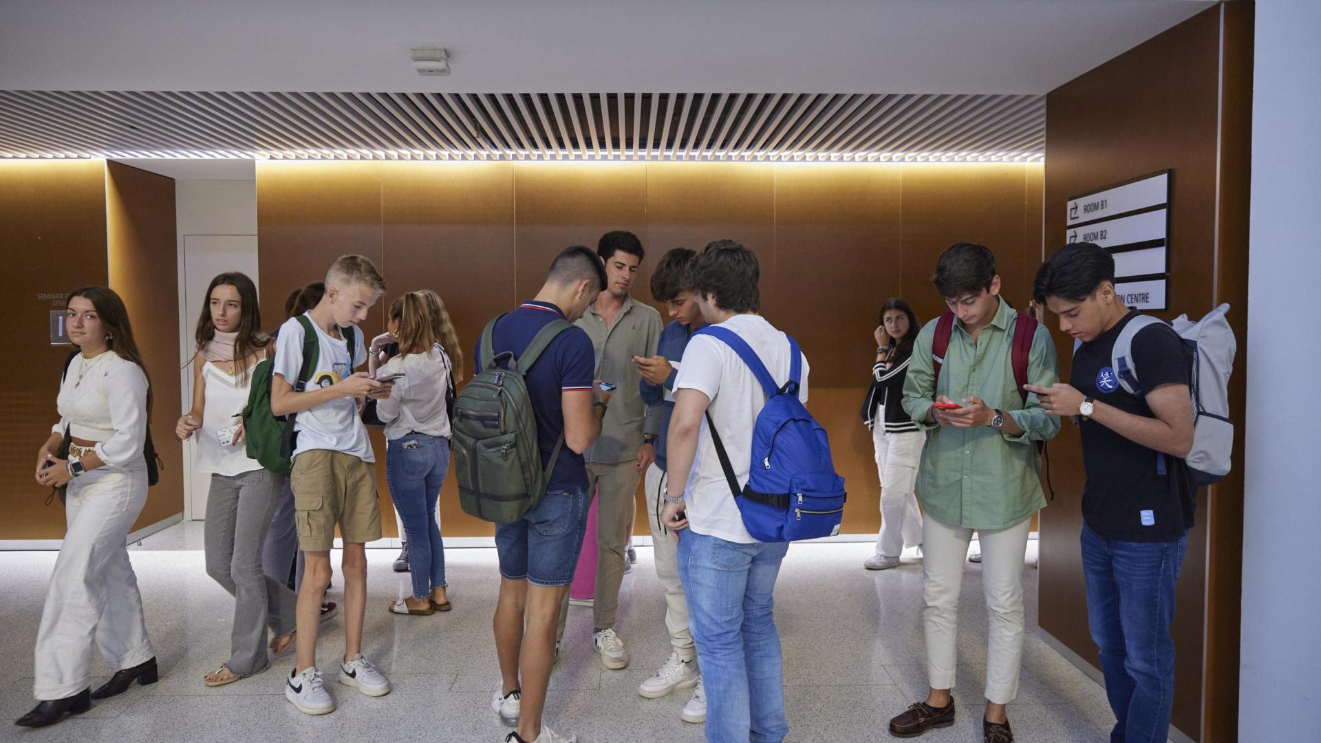 Alumnos de la Universidad de Navarra durante el primer día de curso