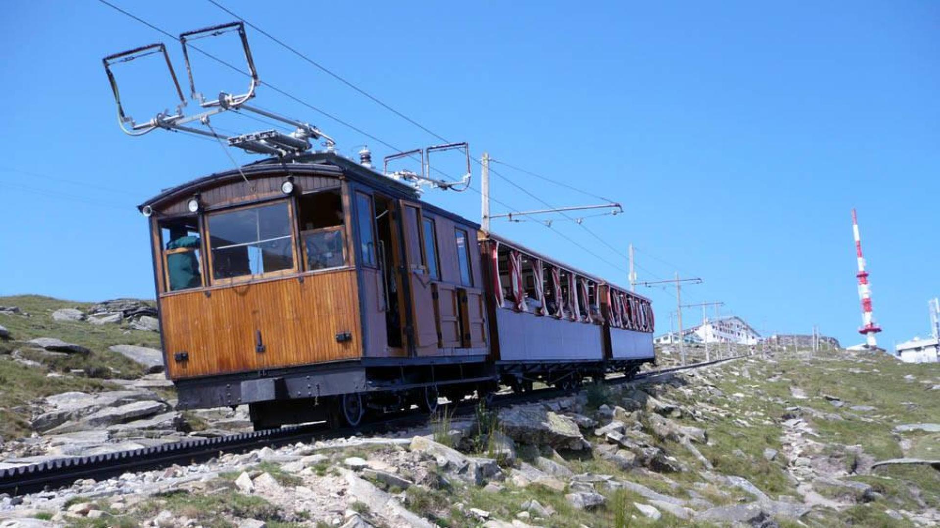 El tren cremallera de La Rhune parte desde Sara, en Francia, y culmina en la cima, que limita con Bera.