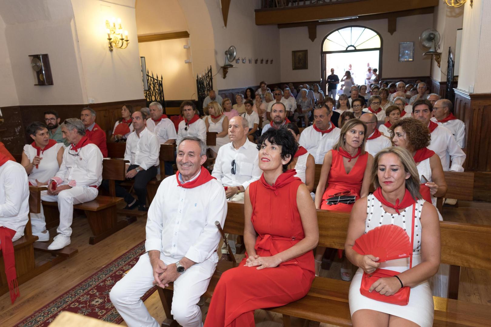 Los vecinos de Fontellas llenaron la parroquia de Nuestra Señora del Rosario. En primera fila, de izquierda a derecha, el alcalde Andrés Agorreta, la consejera del Gobierno de Navarra Elma Saiz y la concejala Erika Lasheras.