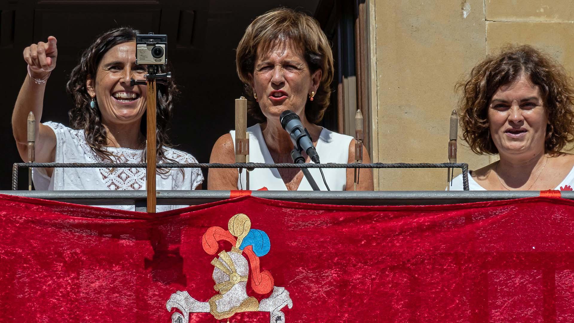 Desde la izda., Leire Gorritxo, Begoña Ganuza y Paula Martínez dirigiéndose a los vecinos y vecinas antes de lanzar el cohete.
