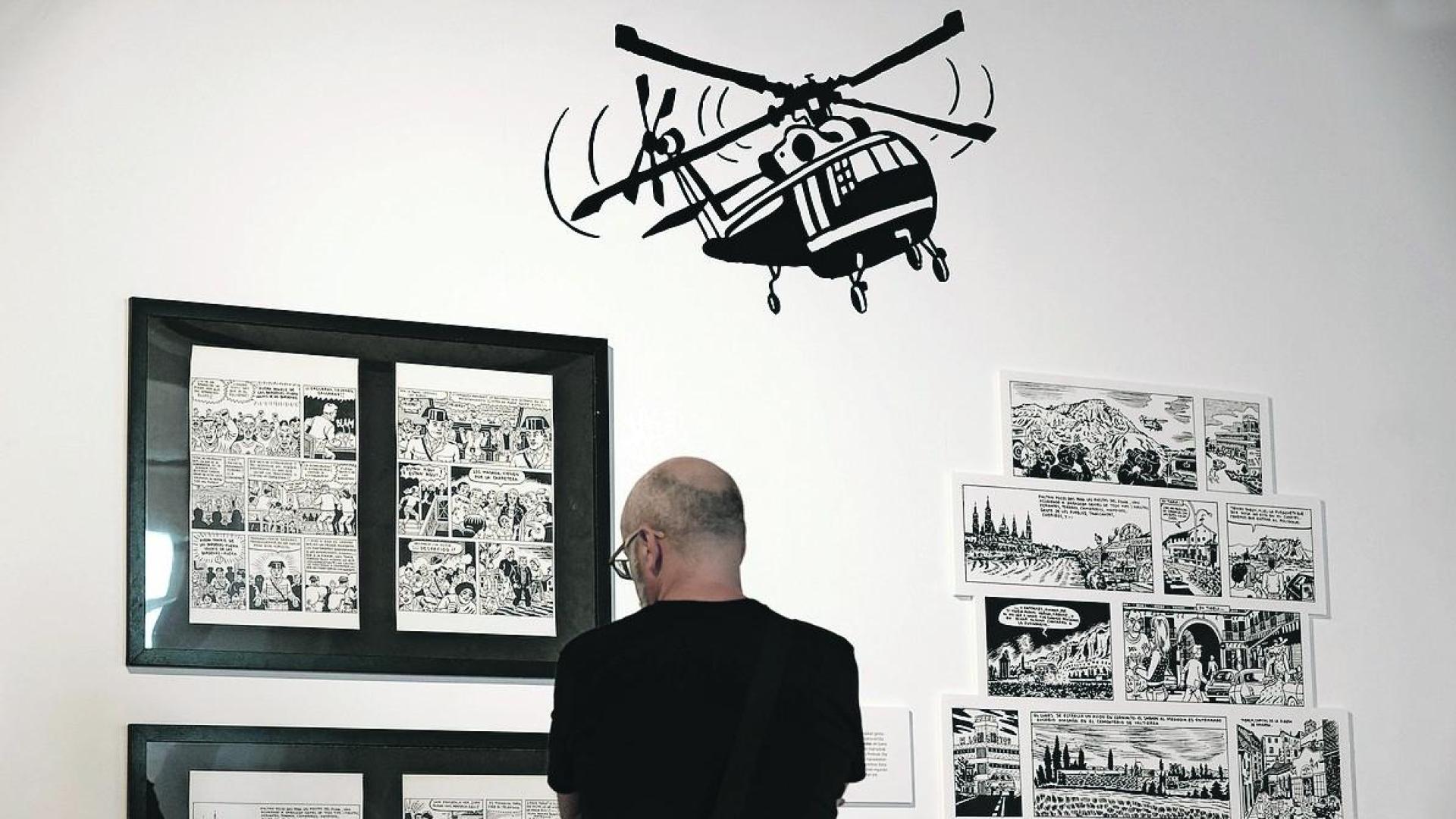 Un visitante ayer de la exposición Secuestro en las Bardenas, de Ernesto y Javier Murillo.