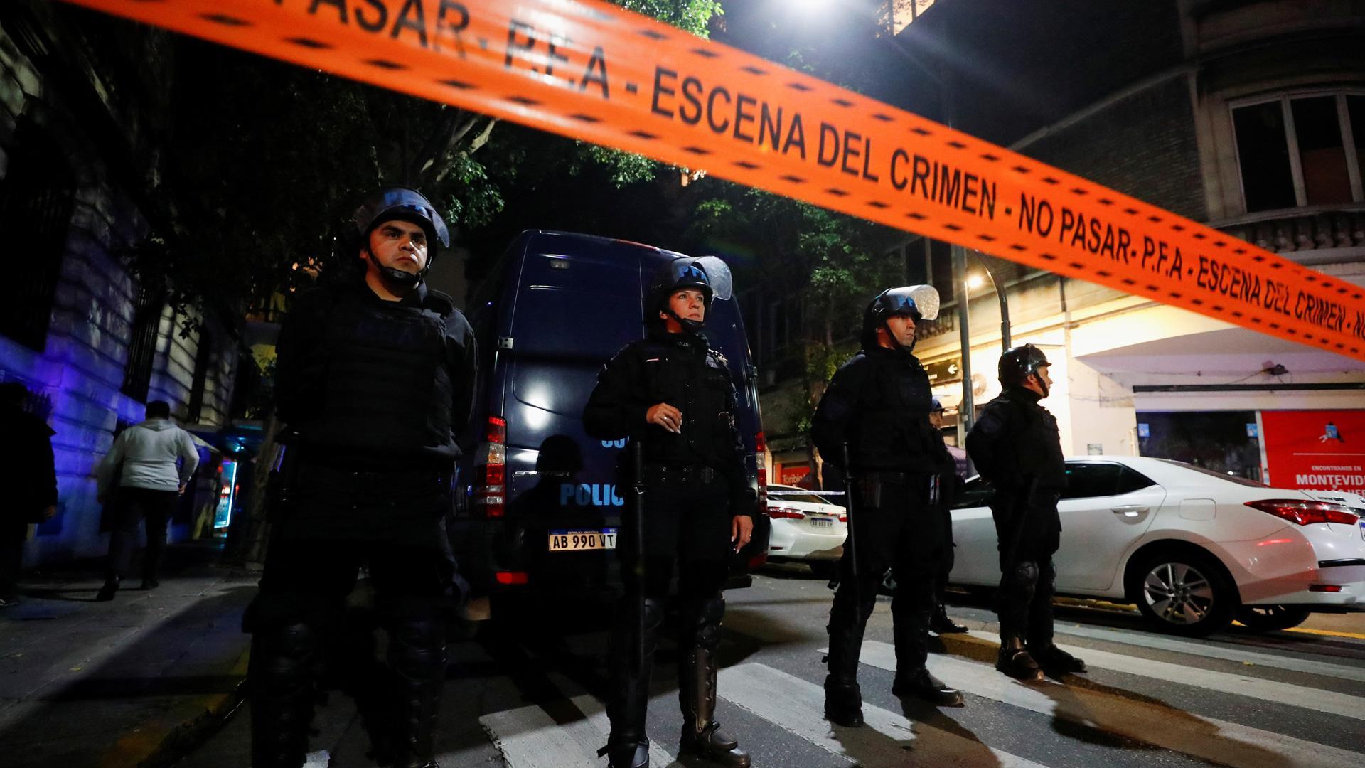 Policías fuera de la residencia de Cristina Fernandez de Kirchner