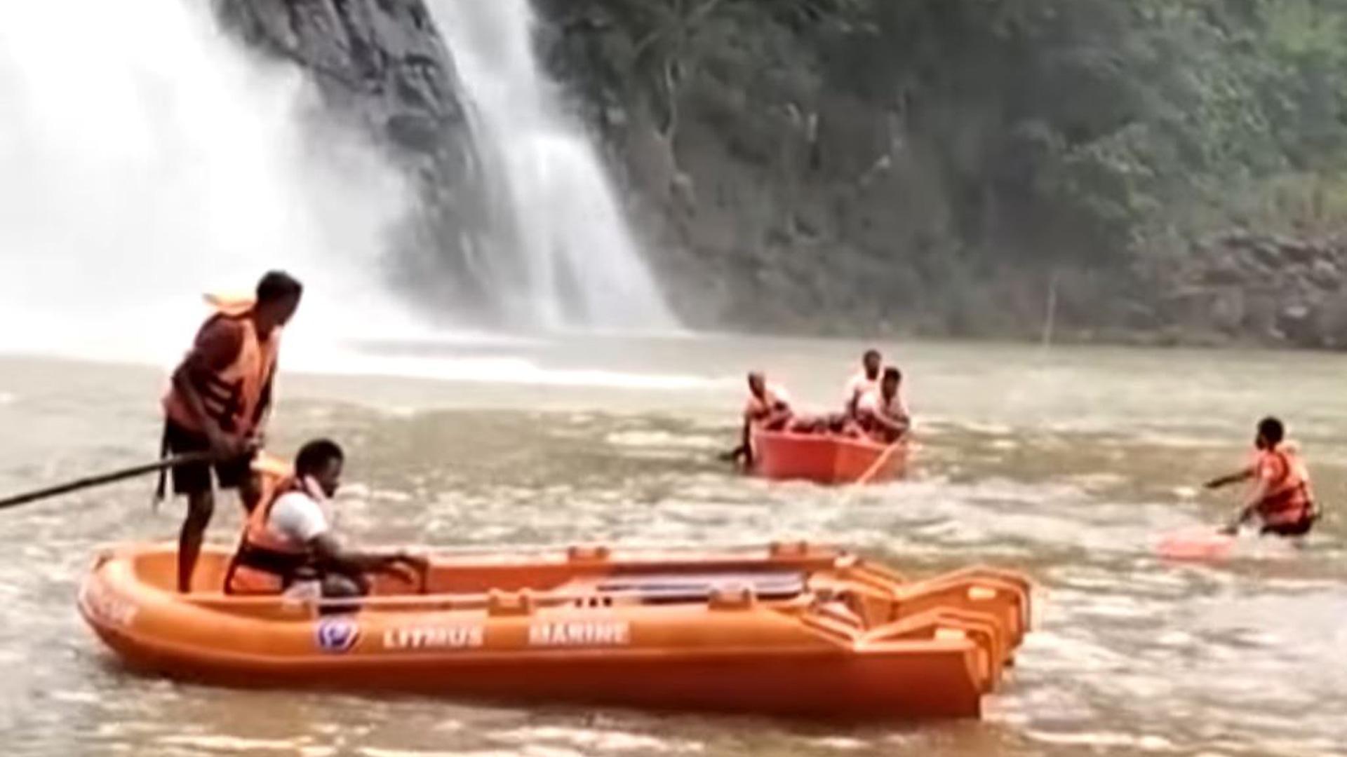 Rescate de una familia en una cascada de la India