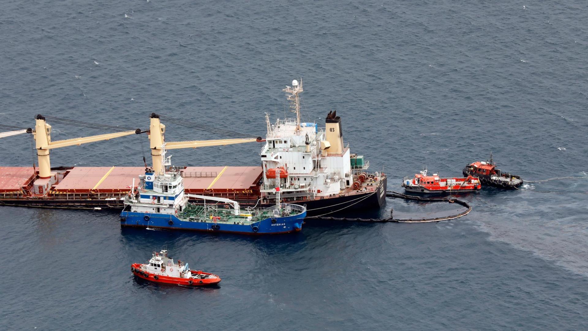 El dispositivo desplegado en torno al granelero 'OS 35', durante los trabajos de bombeo para extraer el combustible del barco accidentado