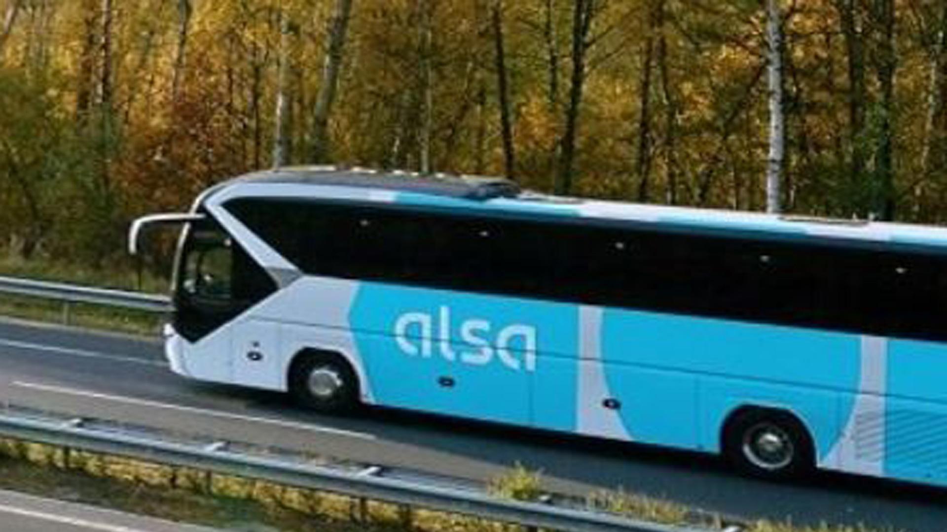 Imagen de un autobús de Alsa