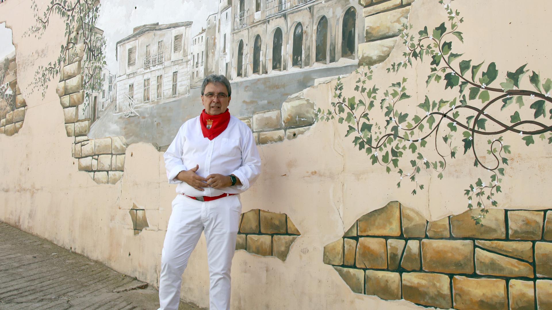 José Ignacio Pardo posa delante del mural de Rachid Aakil ilustrando el antiguo ayuntamiento.