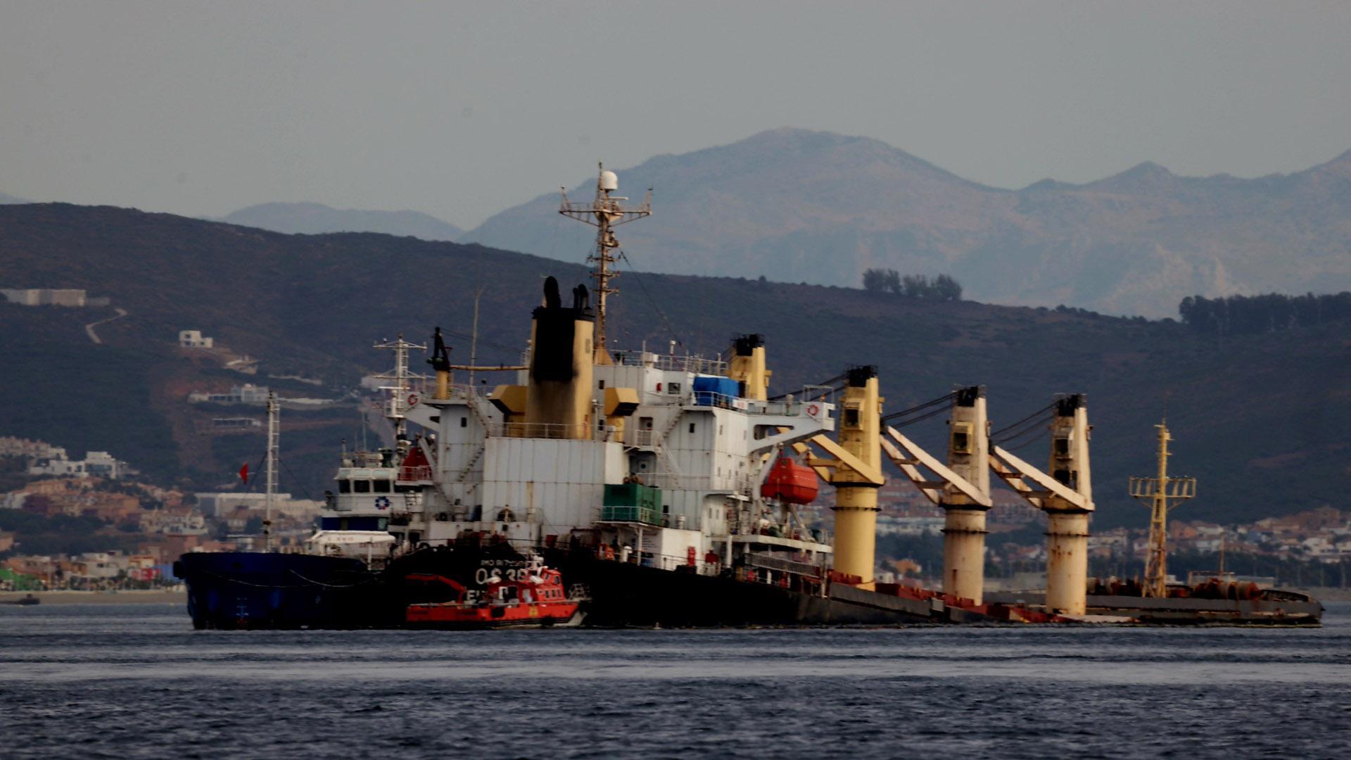 Equipo de salvamento marítimo trabajan planificando el camino a seguir para extraer el combustible del buque granelero OS35 que permanece semihundido junto al Estrecho de Gibraltar, después de colisionar el pasado lunes con otro barco, a 02 de septiembre de 2022, en Algeciras (Cádiz, Andalucía, España). El alcalde de La Línea de la Concepción (Cádiz), Juan Franco, ha señalado que el vertido ocasionado por el buque OS35 ya ha llegado a la playa del municipio, concretamente a la de Poniente, que se encuentra en la zona de la Bahía de Algeciras, según ha explicado en una entrevista a TVE recogida por Europa Press.
