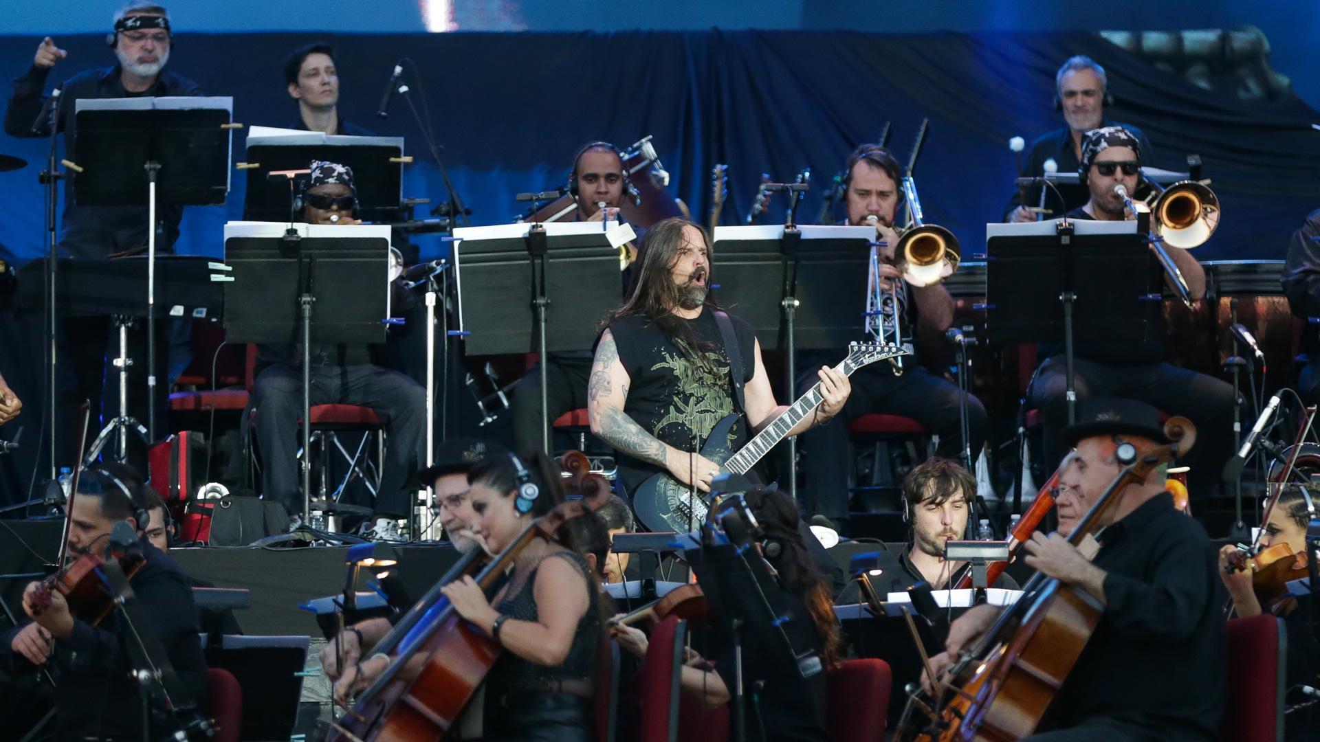 Andreas Kisser, guitarrista de la banda Sepultura, junto a la Orquestra Sinfónica Brasileña durante el Rock In Rio Brasil 2022
