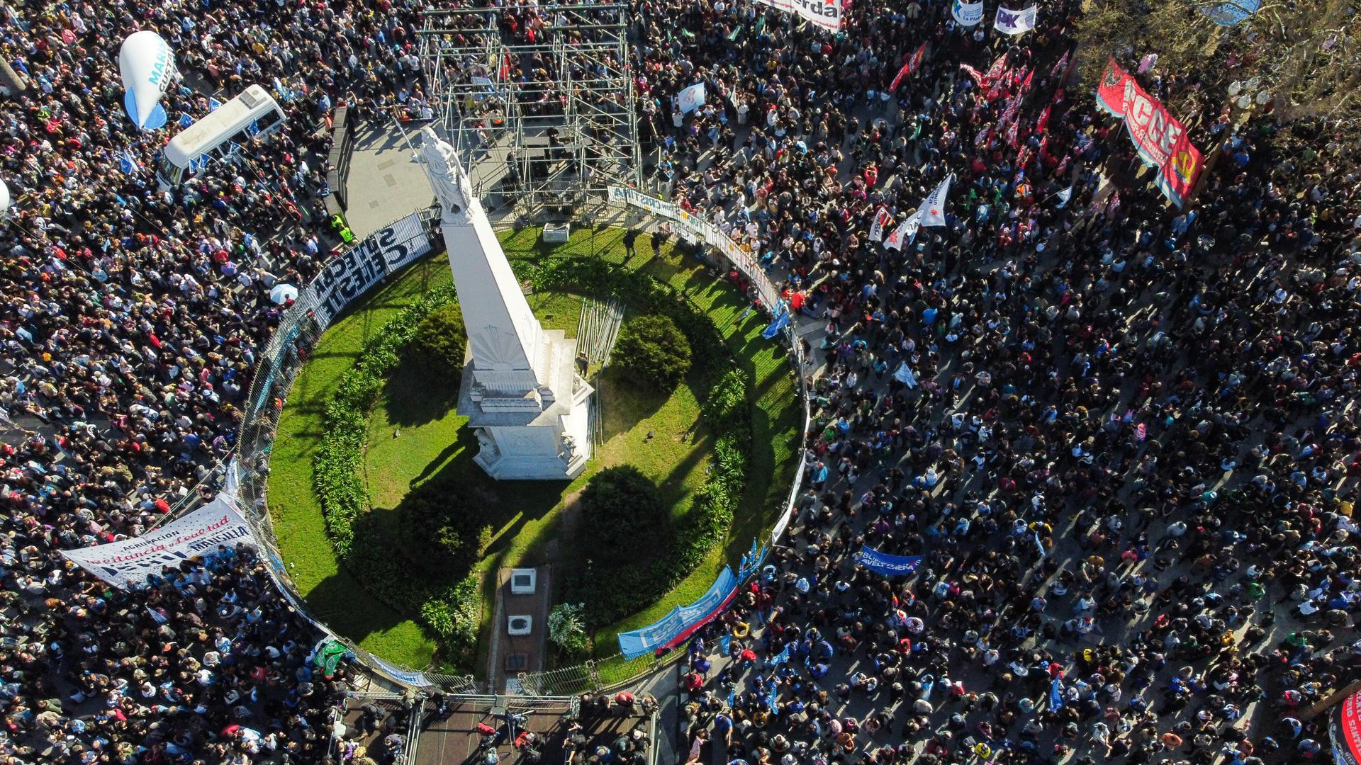 Miles de personas que se manifiestan en la Plaza de Mayo en Buenos Aires en apoyo a la vicepresidenta argentina Cristina Fernández de Kirchner tras el atentado en su contra