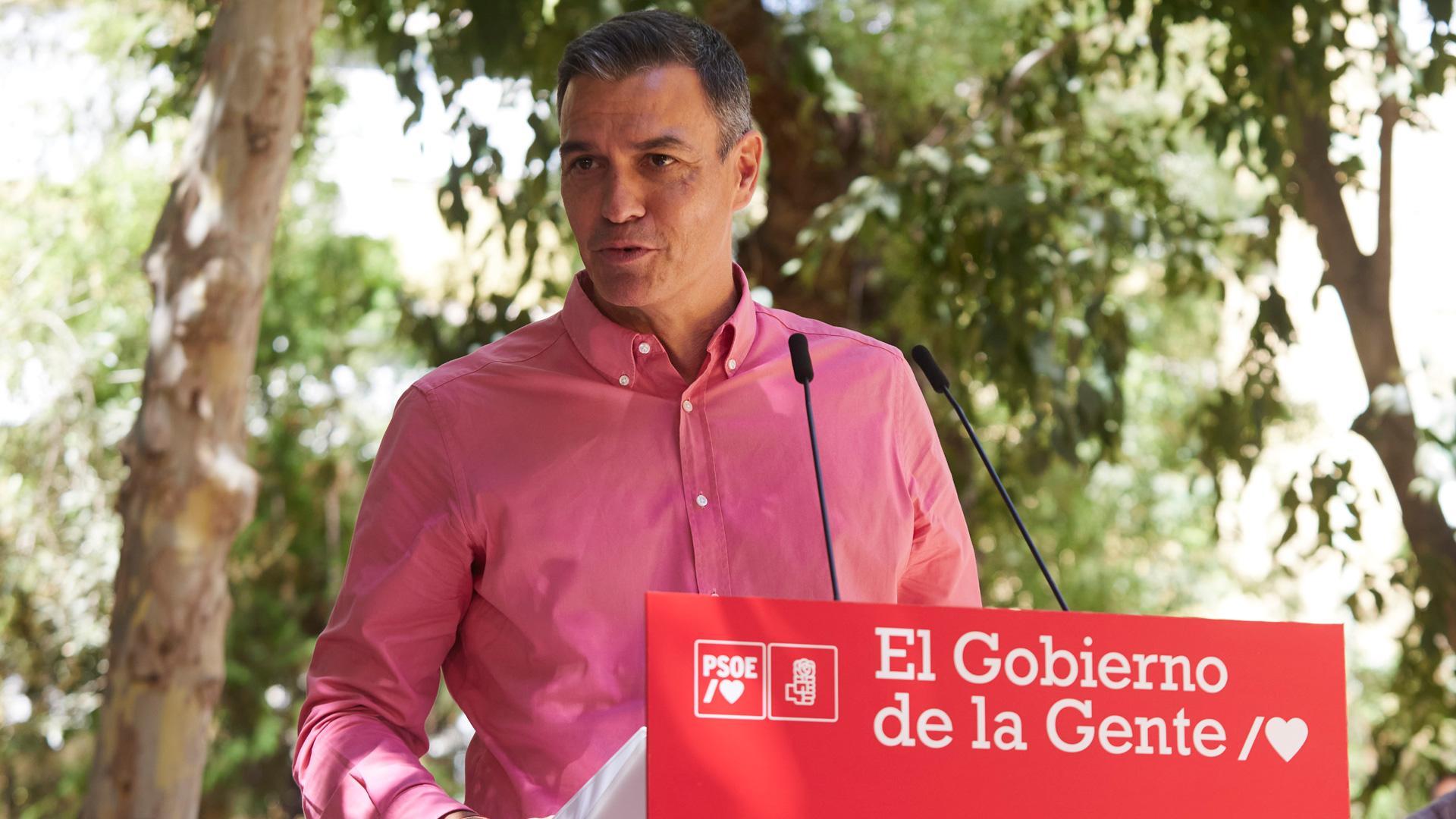 El presidente del Gobierno de España y secretario general del PSOE, Pedro Sánchez, se dirige a los militantes del partido durante primer acto de la campaña 'El Gobierno de la Gente' en Sevilla