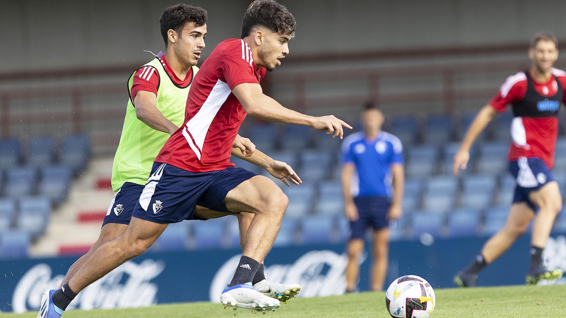 Ez Abde trata de marcharse de Manu Sánchez durante el entrenamiento rojillo de este sábado en Tajonar
