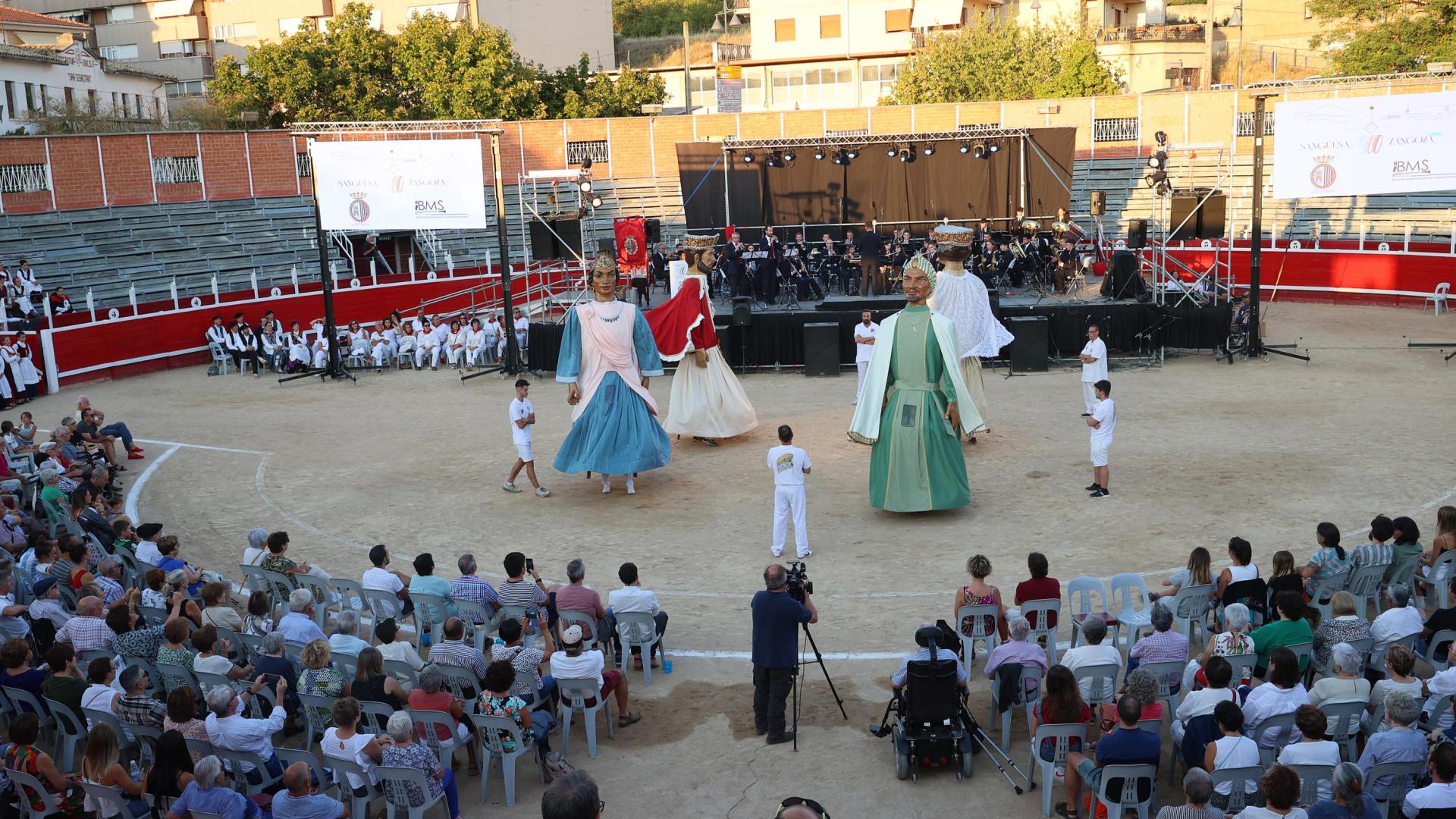 Baile de los gigantes de Sangüesa al son de banda y gaiteros, este sábado en la plaza de toros