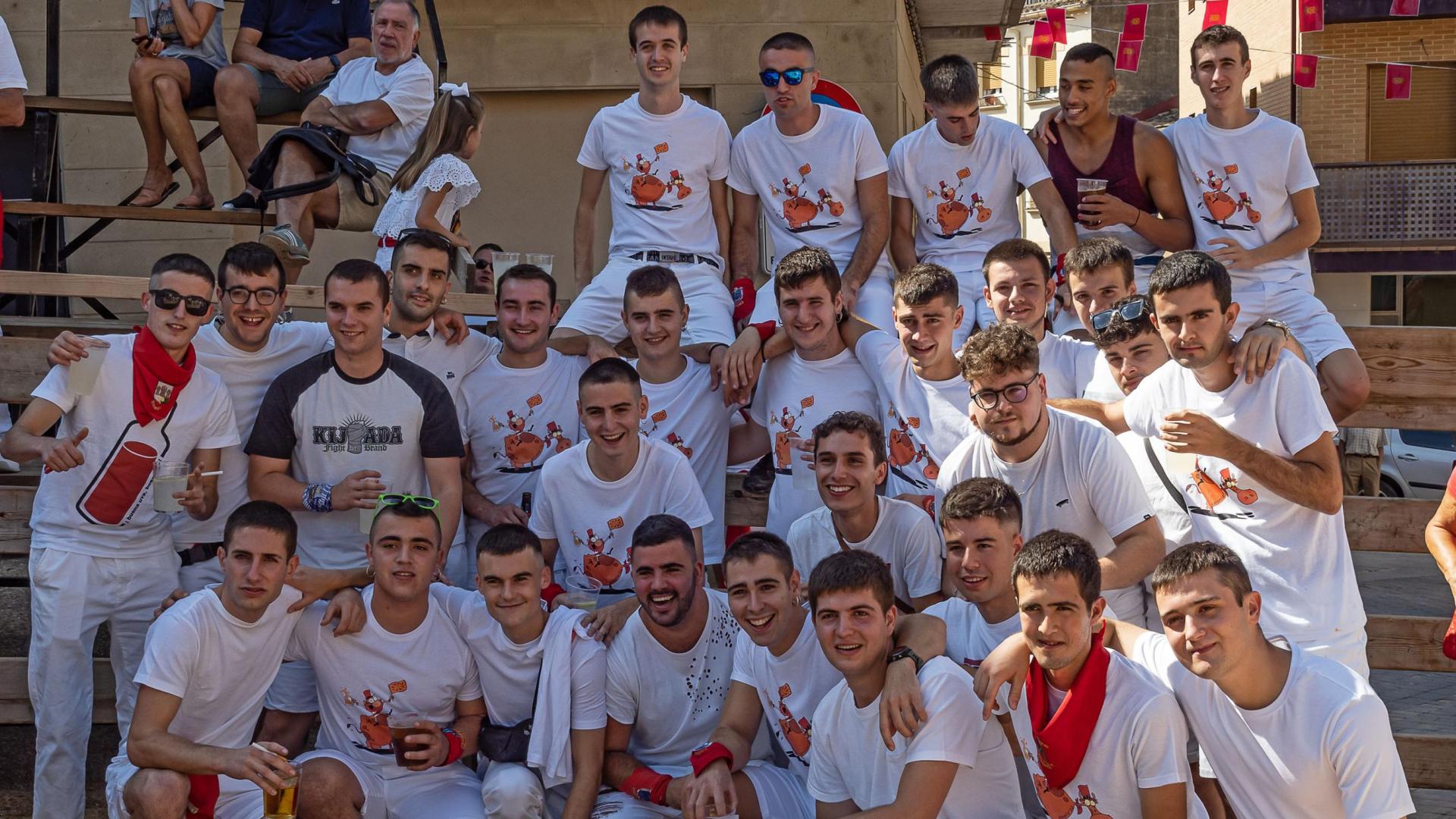 Un grupo de jóvenes en los compases previos al lanzamiento del cohete