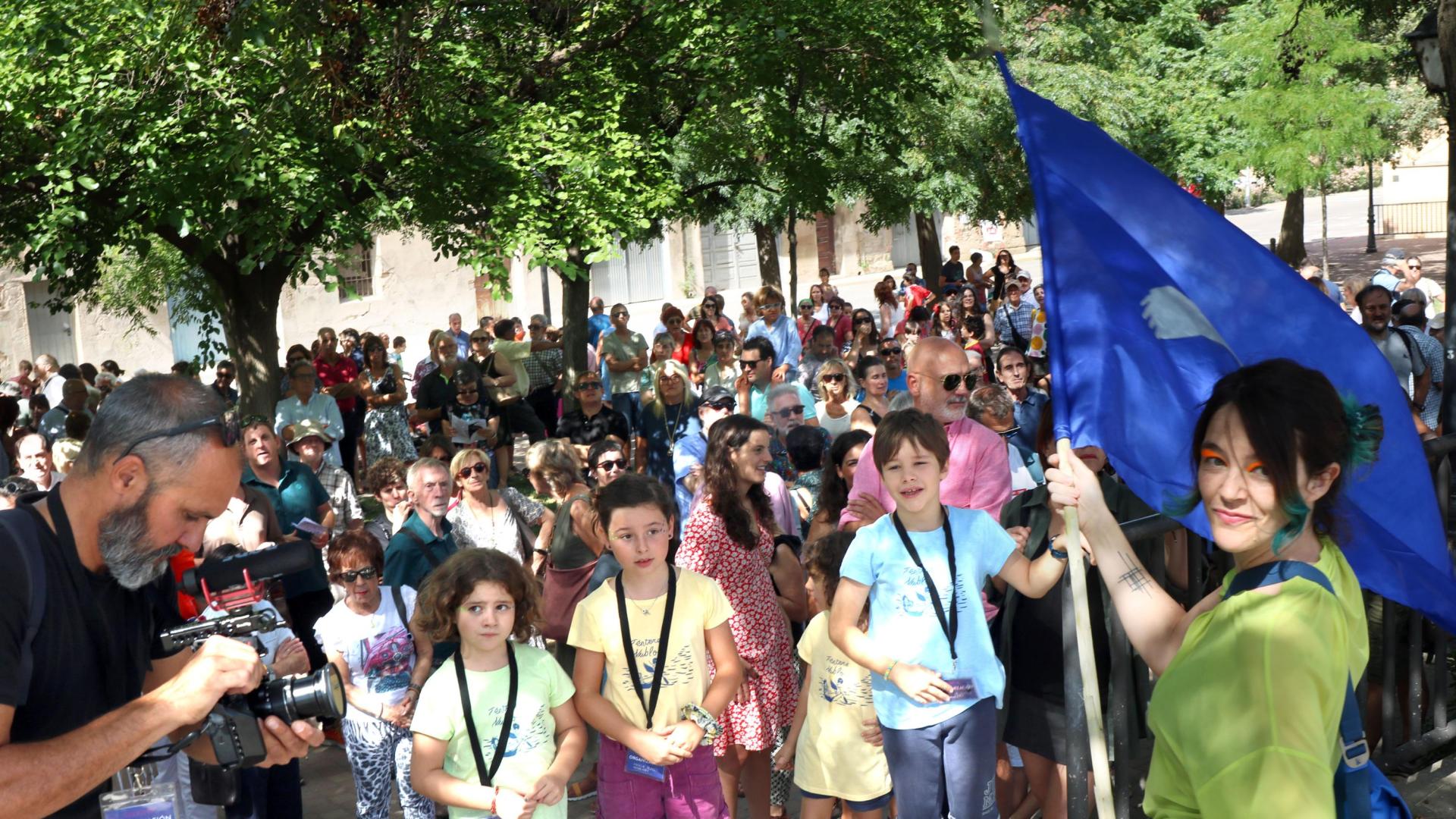 Merche Blasco, a la derecha, antes de comenzar el desfile por las calles de Tudela.