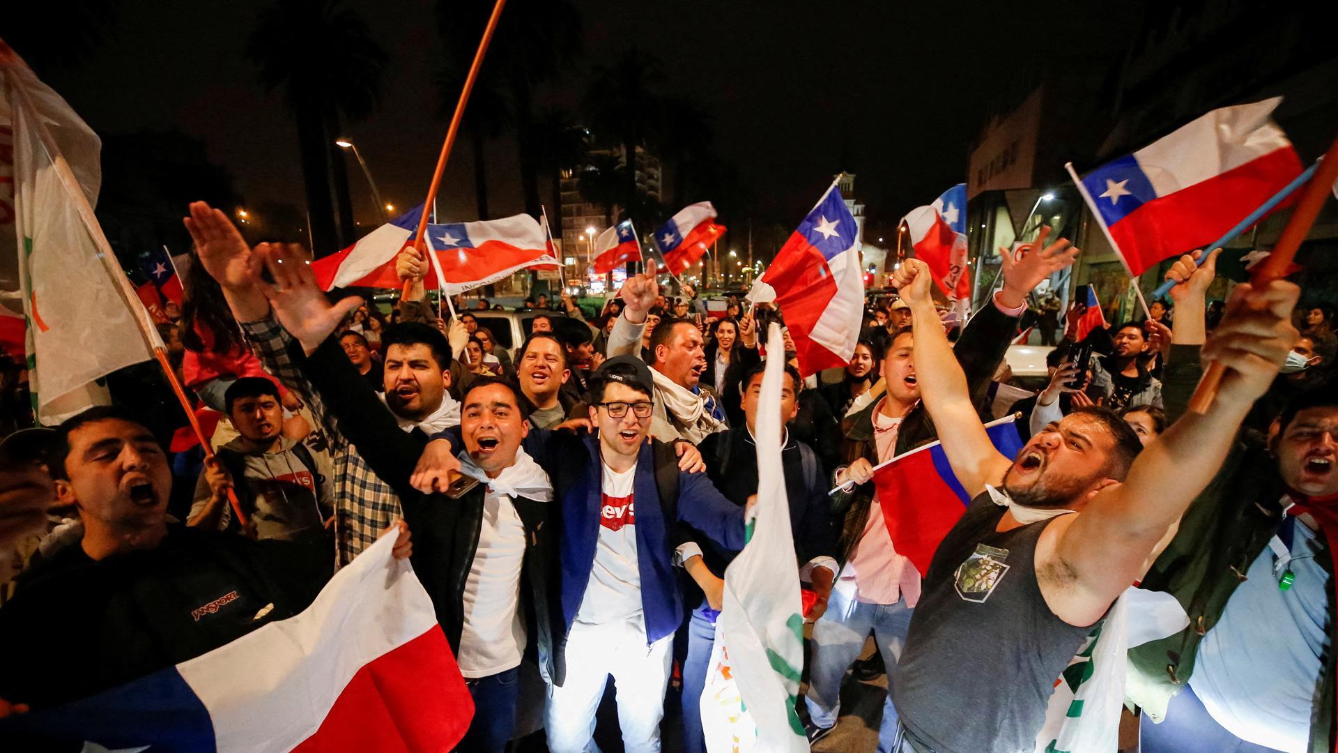 Votantes chilenos partidarios del rechazo a la nueva Constitución celebran el resultado