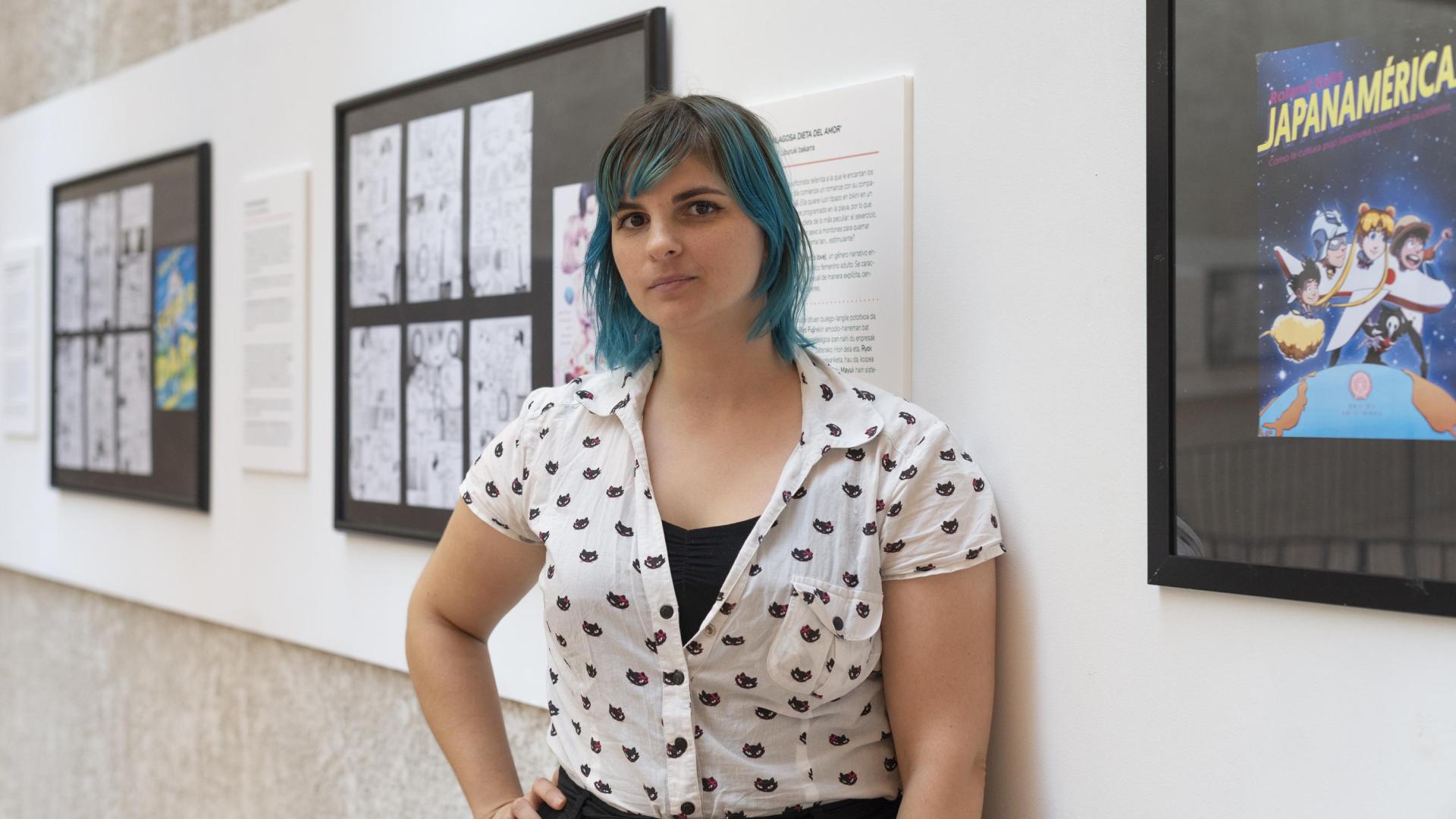 Katixa Ibargoitia, editora de Odaiba, en la exposición en el Palacio de Condestable