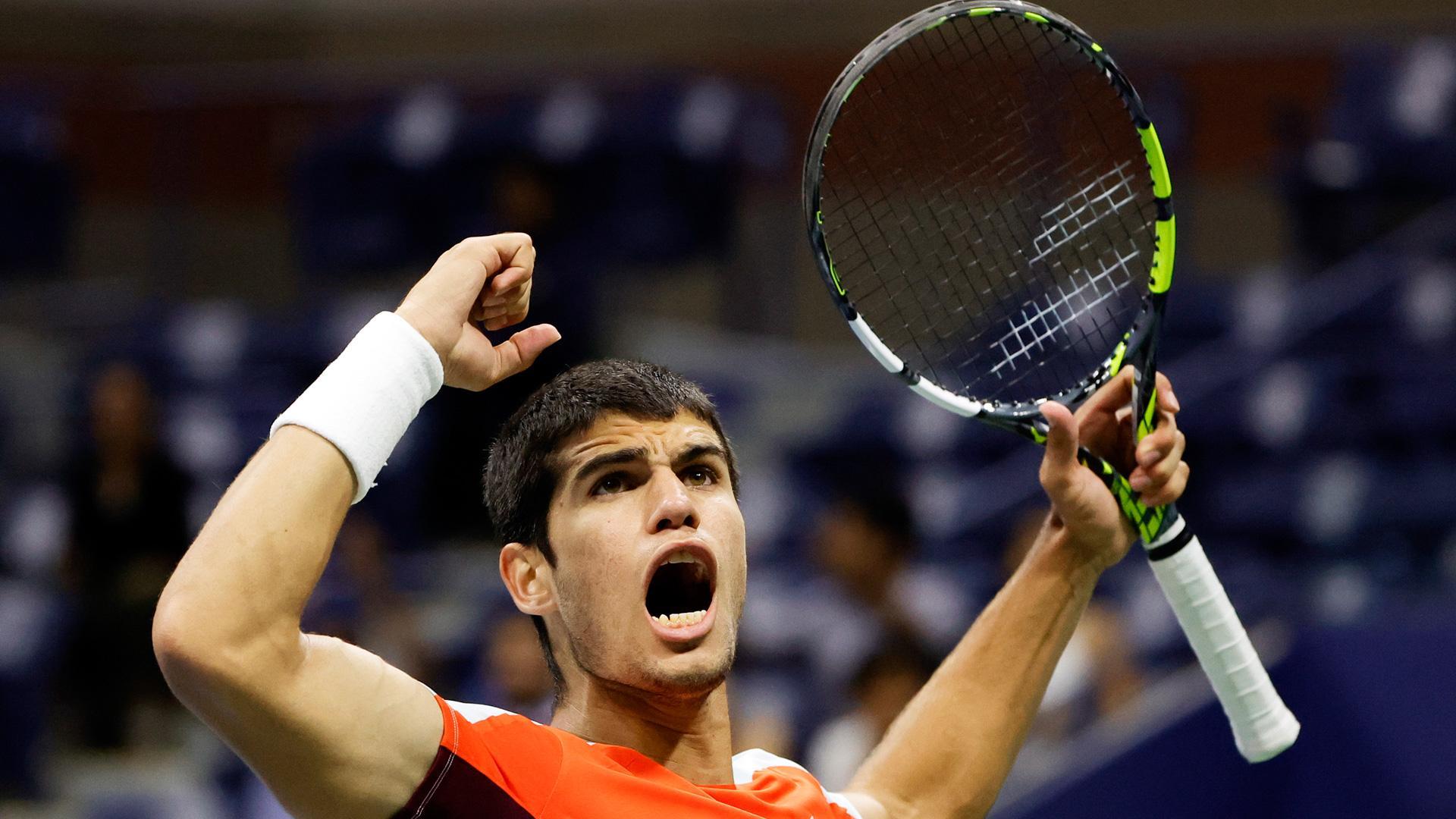 Carlos Alcaraz celebra su victoria ante Cilic y su pase a cuartos de final del Abierto de EE. UU