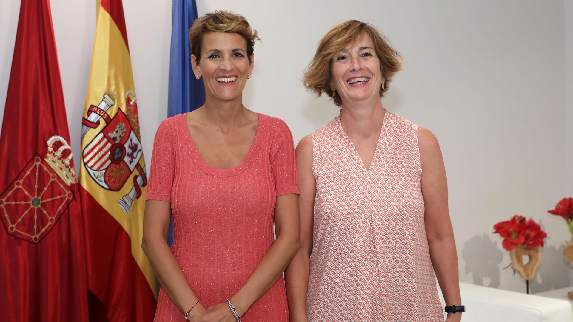 La presidenta del Gobierno de Navarra, María Chivite, junto a la directora del Centro Asociado de la UNED en Pamplona, Teresa Imízcoz