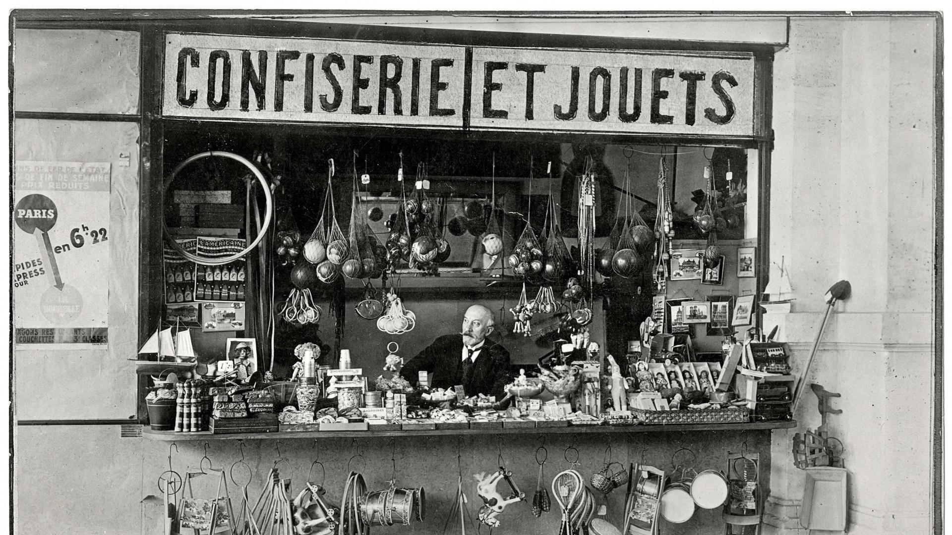 Méliès en su tienda de juguetes de Montparnasse en una foto de La Cinémathèque française.
