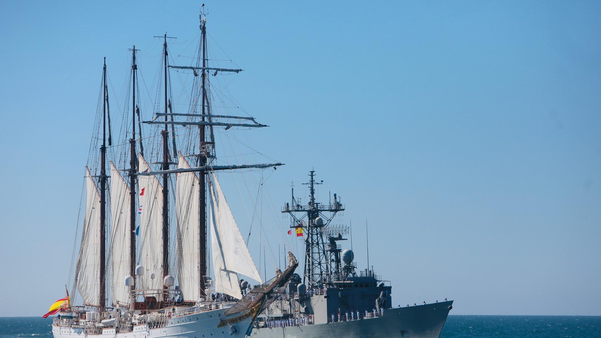Felipe VI preside a bordo de 'Elcano' la parada naval por el V Centenario de la Circunnavegación