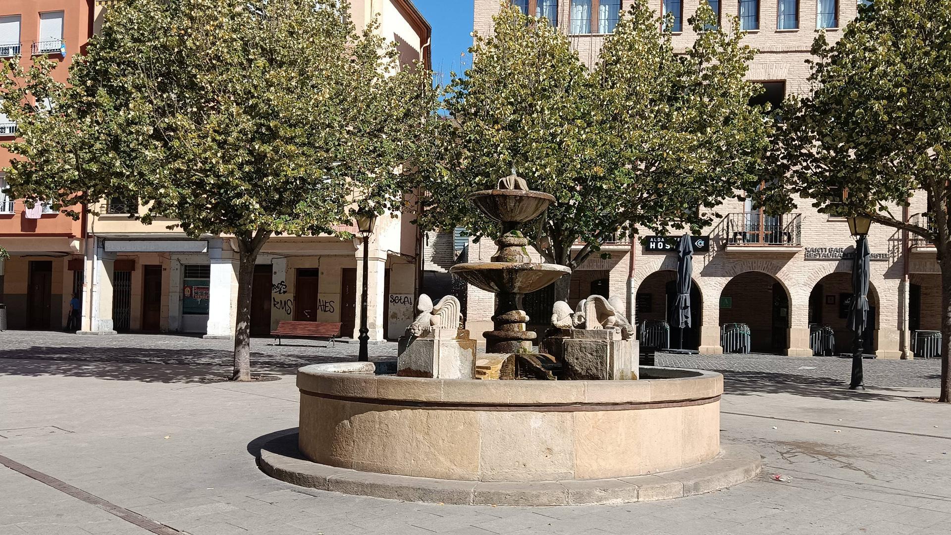 En la fuente de la plaza de Santiago se ha reducido el flujo de agua de los caños