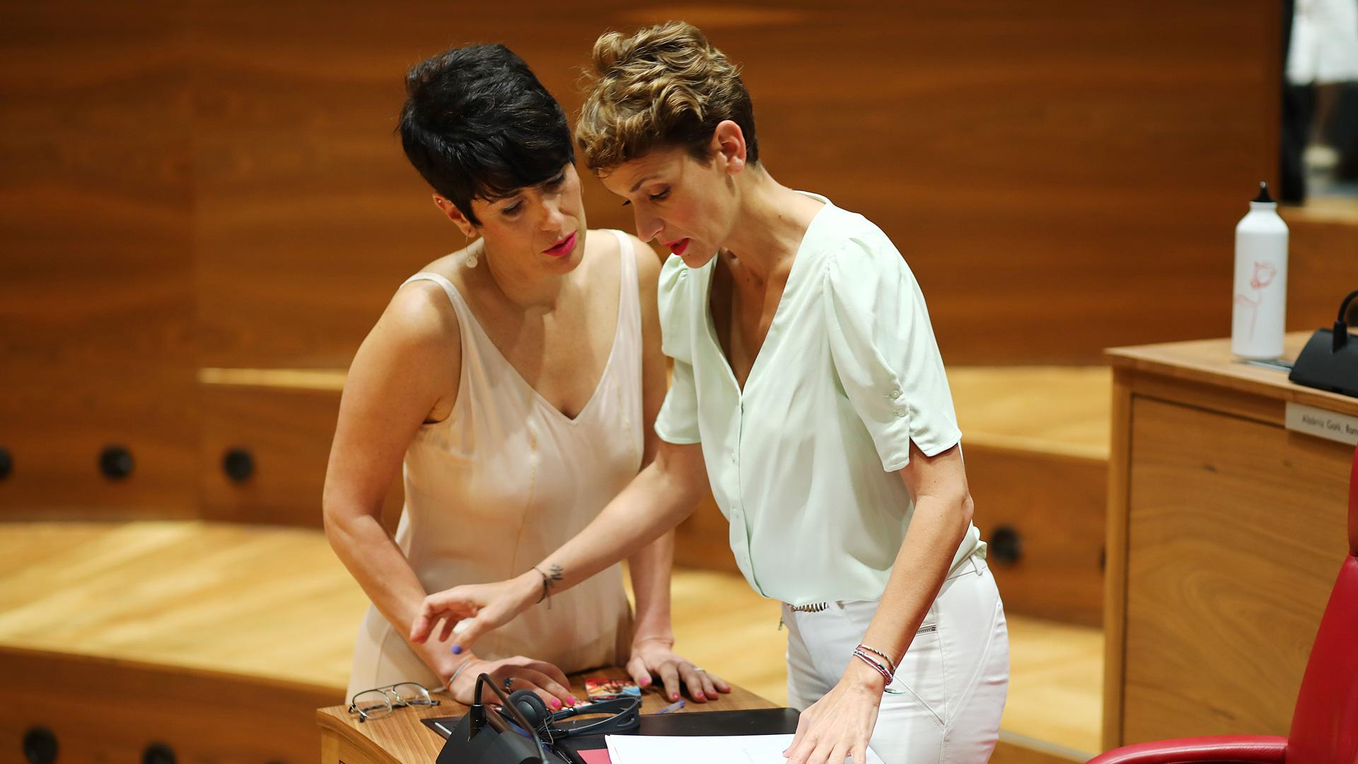La consejera Elma Saiz y la presidenta María Chivite, en el Parlamento