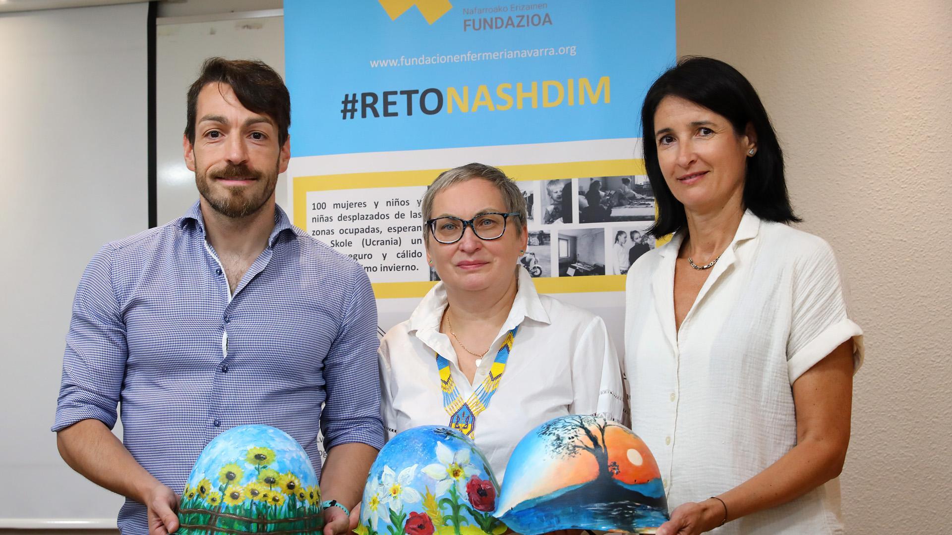Eduardo Prieto Iglesias, Nadiya Sohor e Isabel Iturrioz con cascos de guerra pintados por niños ucranianos