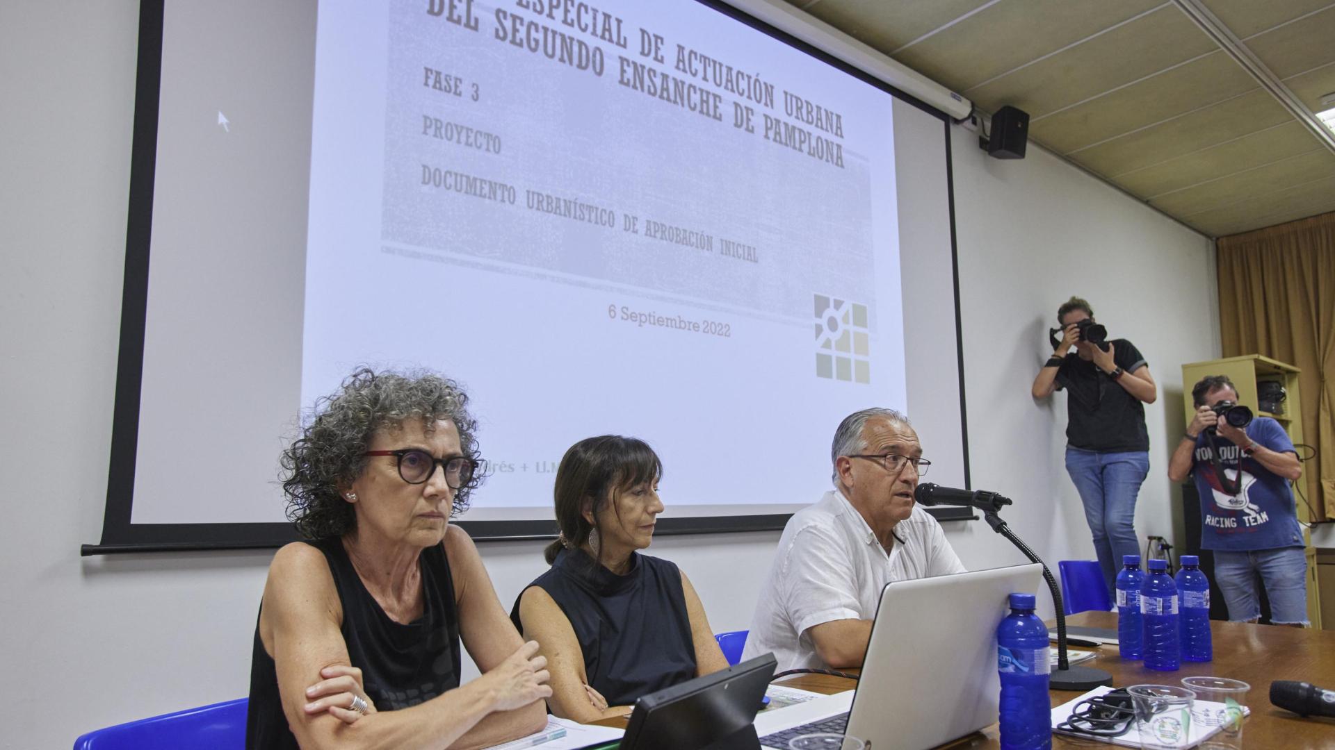 Las arquitectas Llanos Maciá y Carmen Andrés y el alcalde Enrique Maya