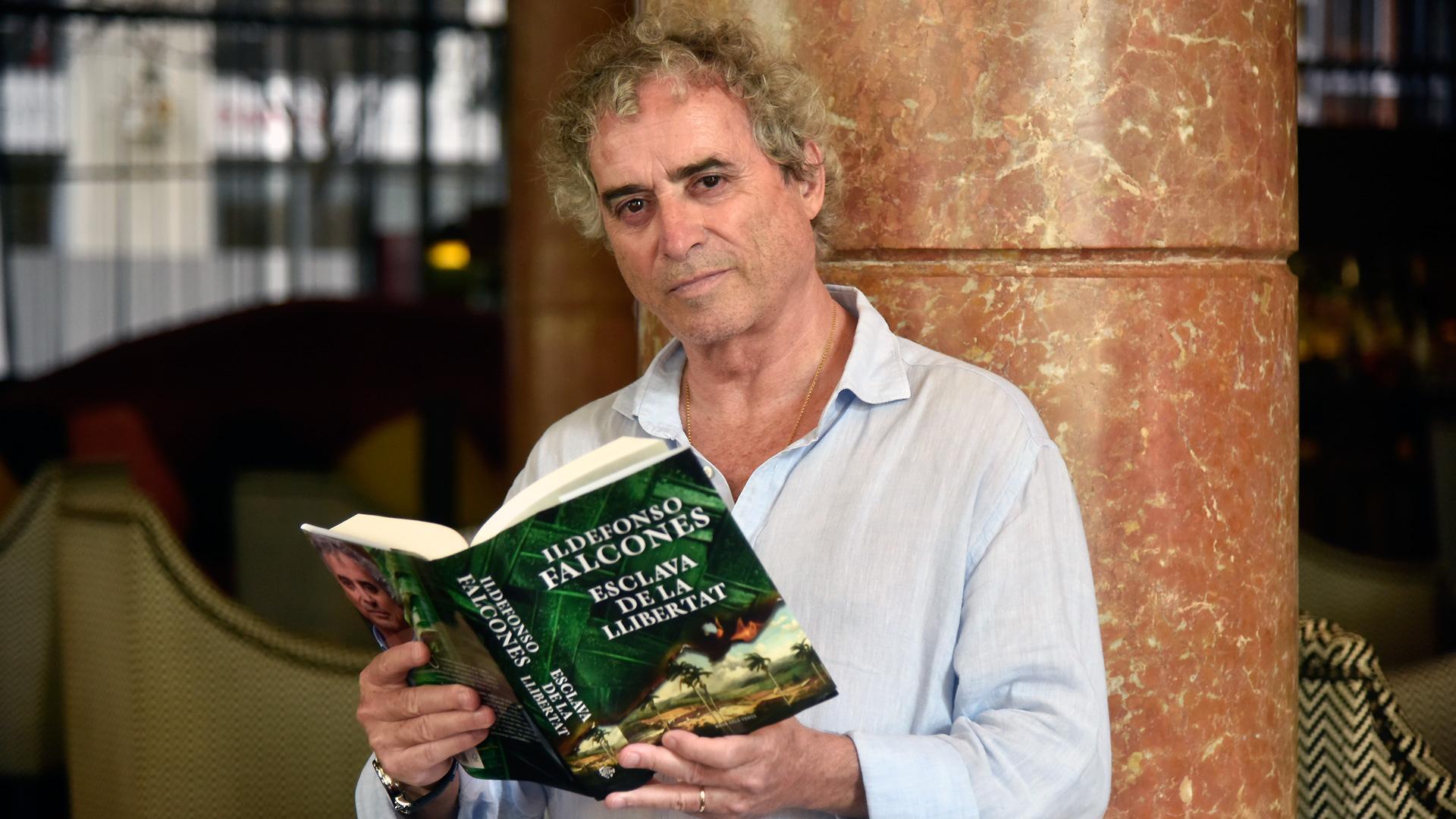 El escritor Ildefonso Falcones, con su última novela