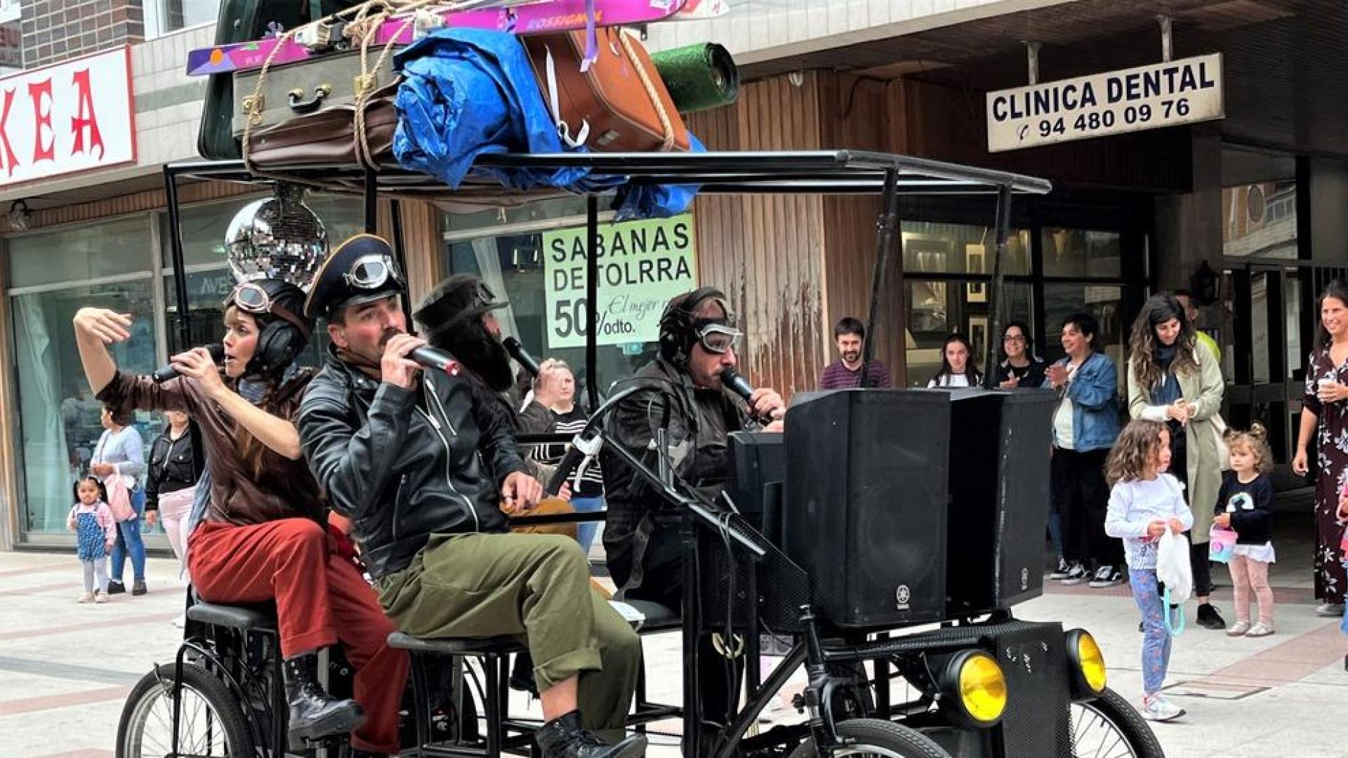 Demode Quartet actúa hoy por las calles de Ansóain con su espectáculo 'Sobre ruedas'.