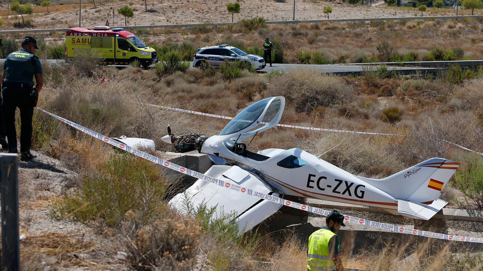 El piloto de una avioneta se encuentra consciente tras el accidente de este avión ligero cerca del aeródromo de Mutxamel (Alicante)