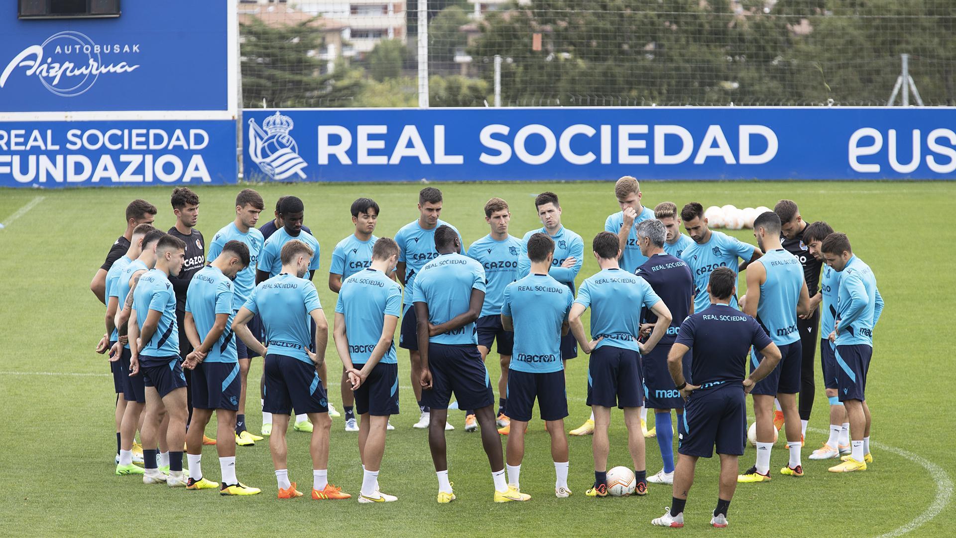 La plantilla de la Real se ejercita antes de viajar rumbo a Manchester