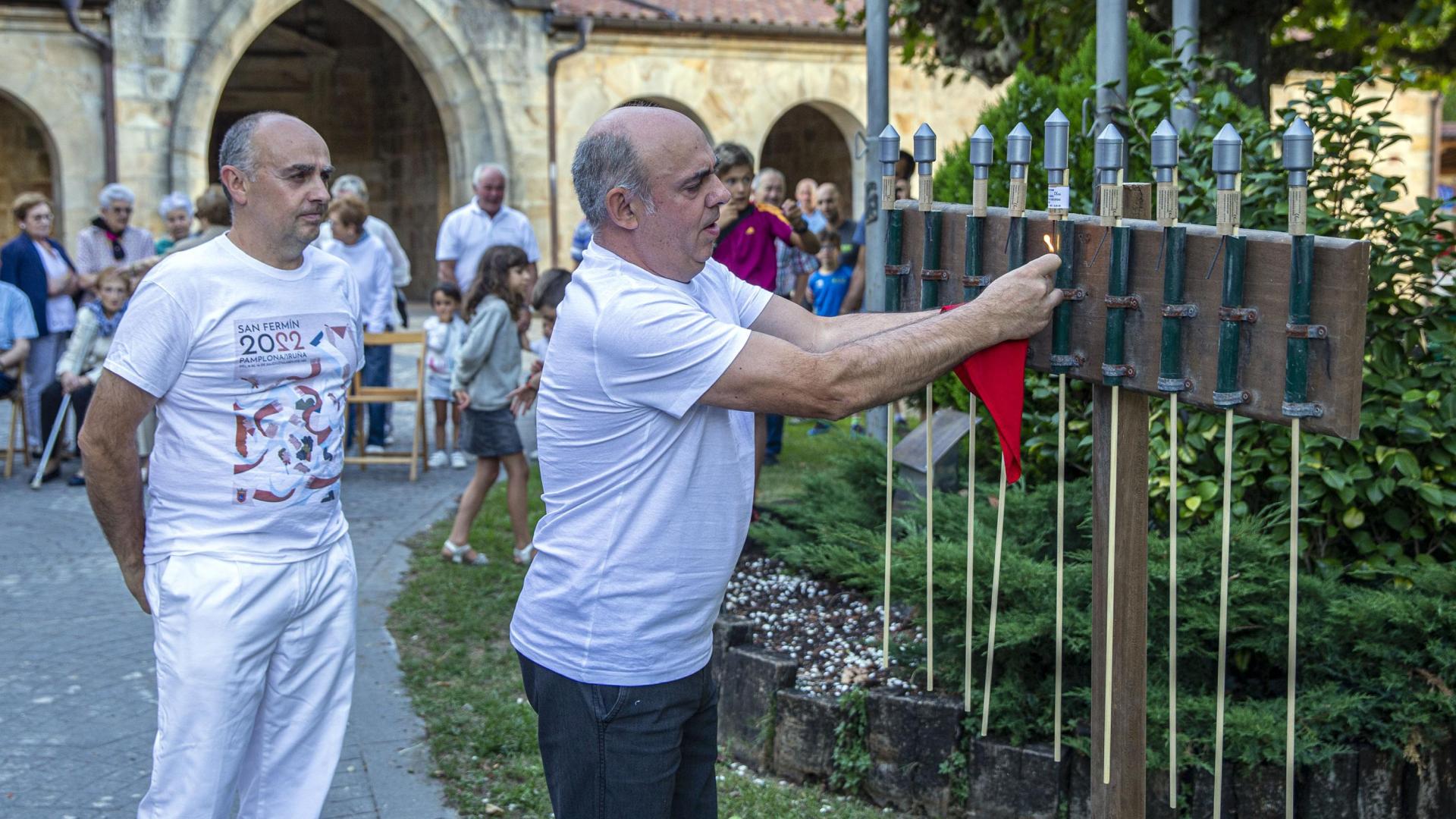 Raúl y Jesús Mendoza en el instante de prender el cohete