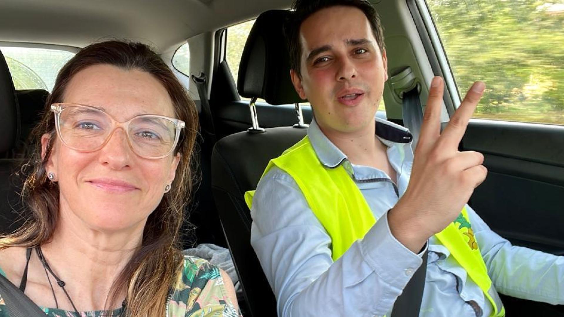Mónica Sarasa y Florin Boneta, de la ONG, durante el viaje en Ucrania.